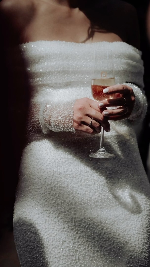 “Een hele dag foto’s maken. Is dat wel handig?” Ik begrijp wat je bedoelt. Iemand die een hele dag met een camera met jullie is, klinkt misschien niet relax.
Maar geloof me als ik zeg dat je de camera’s (en mij in dit geval ook) niet meer opmerkt. Het wordt geen langgerekte fotosessie. In plaats daarvan geniet je intens van je trouwdag en ik ben bij om dat op een artistieke en sentimentele manier vast te leggen.
Het is jullie verhaal en avontuur wat vertaald wordt in beelden. Want, het is geen fotoshoot, maar jullie trouwdag!
.
.
.
.
.
.
#trouwfotograaf #rfpotd #editorialweddingphotographer #dutchweddingphotographer #trouwen #bruiloft #amsterdamweddingphotographer