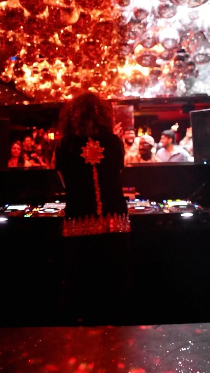 its unspoken. the feeling, the understanding, the translation, the love. we just know.
India here we come 💙
#indowarehouse #indohouse #melodictechno
@indo.warehouse @spadamusic @__fairplay