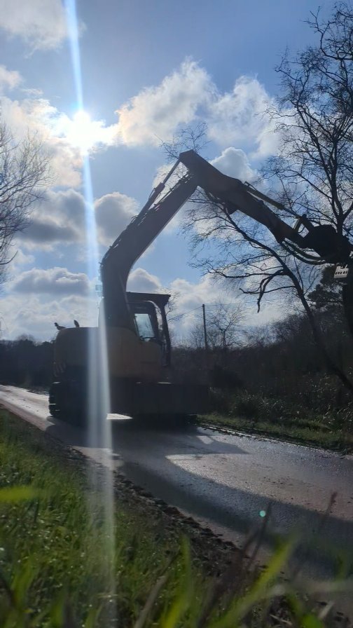 Safe, efficient and reliable 💪✂️ Vosch and Komatsu tackling these trees on the other side of this ditch with consummate ease 👌🌳
@voschequipment
#vosch #treeremoval #siteclearance #treecontracting #grapplesaw