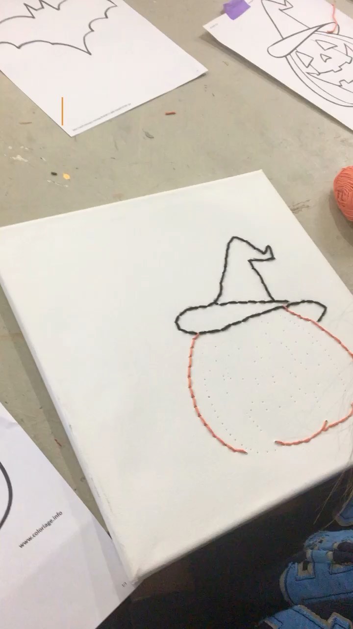 Rétrospective 2023
4- Toiles brodées.
Être créatif c’est faire des ponts entre les techniques et les supports.La broderie étant très en vogue actuellement j’ai pensé transposer cette technique sur un support me permettant de réaliser un objet décoratif.
Je reproduis différents motifs et voilà de jolies toiles brodées .
#ateliercreatif #atelierannecy #loisirscreatifs #creer #quefaireaannecy #experiencehautesavoie #activiteenfantannecy #anniversaireannecy