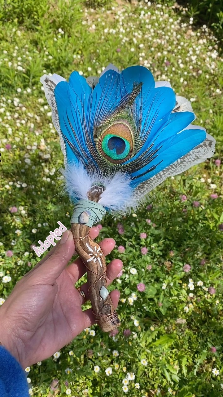 Cet Akawana a été créé pour une jeune fille qui se sent responsable d’une situation, une fausse croyance qui l’oblige à une loyauté envers un de ses parents destructeur. Le bois en forme de s symbolise sa scoliose ( ce que je ne savais pas en faisant l’akawana) .
Il m’a été commandé par sa maman et je souhaite de tout mon coeur qu’il l’accompagne et l’apaise dans les épreuves que son âme a choisi de vivre dans cette vie pour qu’elle trouve le courage de s’en libérer 🙏✨🥰
#akawana #epreuvedevie #mamansolo #fille #scoliose #culpabilité #vie #gardelesourire #espoir #reels #amour❤️ #liberationemotionnelle #pere