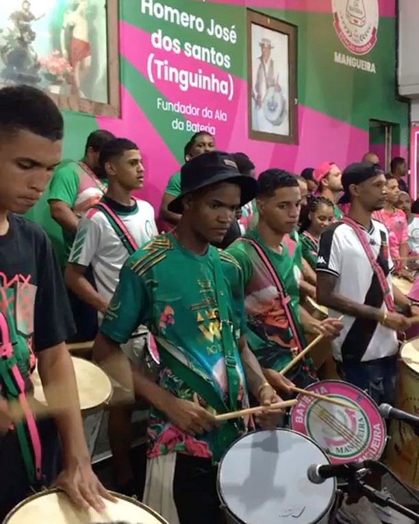 Dans son Bloco, l’école de Samba Mangueira répétait avec une partie de la bataria, pour être au top au défiler sur l’avenue Sapucaï… www.lhommederio.fr #riodejaneiro #joiedevivre #amitié #favela #elenao
#lyon #progres #beauté #population #christ #redemption #jeanpaulbelmondo
#beaute #samba #carioca #beaute #carnaval #christ #redemption #corcovado
#enfant #favelas #elephant🐘 #dieux #deus #amour #love #belmondo
#gang @faveladopaulinho #livre #enfance #belmondo #lhommederio.fr