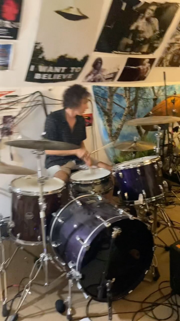 Wrangling beers and beats on a Wednesday evening
•
•
•
•
#aliendrag #indierock #noisepop #americanunderground #bostonmusic #beats #northshoremusic #rocknroll #rock #indie #wednesday