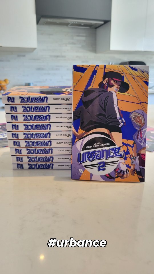 Je l'ai enfin entre mes mains ! La couv pète encore plus que le tome 1 et je vous ai encore gâté en pages bonus :) c'est toujours un moment spécial de redevouvrir mes pages en vrai, sur papier et non un écran. Merci à @ankama_editions pour garder la qualité au top et hâte de vous rencontrer tous en dédicace avec votre copie en main :)
#urbance #mangafr #mangafrancais #ankamanga #artoninstagram #art #bd #comicbooks #streetgang #urban #unboxing #exclusive