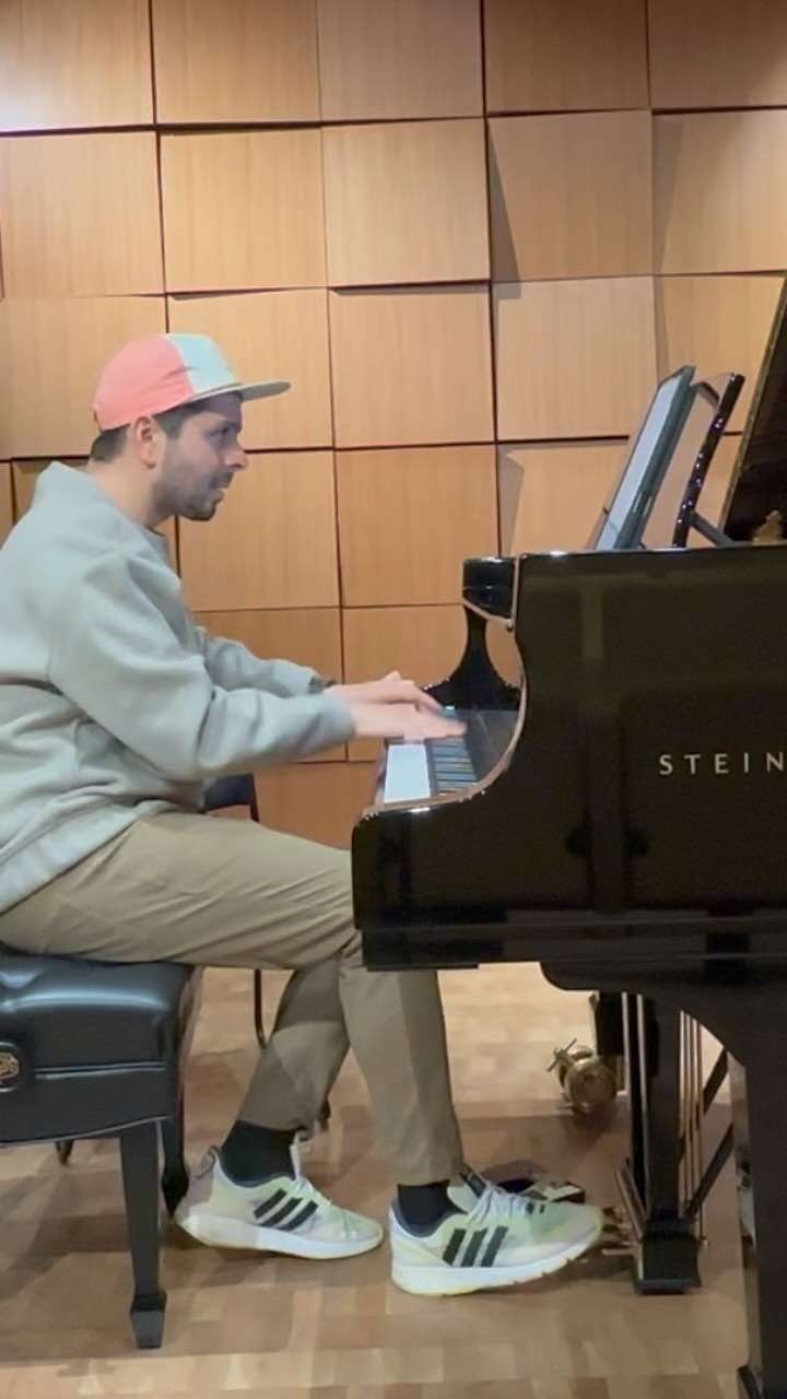 Yo, yo mismo y la tecnología tocando a 4 manos 🙌 en el estudio
Me , myself, technology and I playing 4 hands 🙌 at the studio
#PianoMan #Cervantes #LatinAmericanClassicsVolumen2