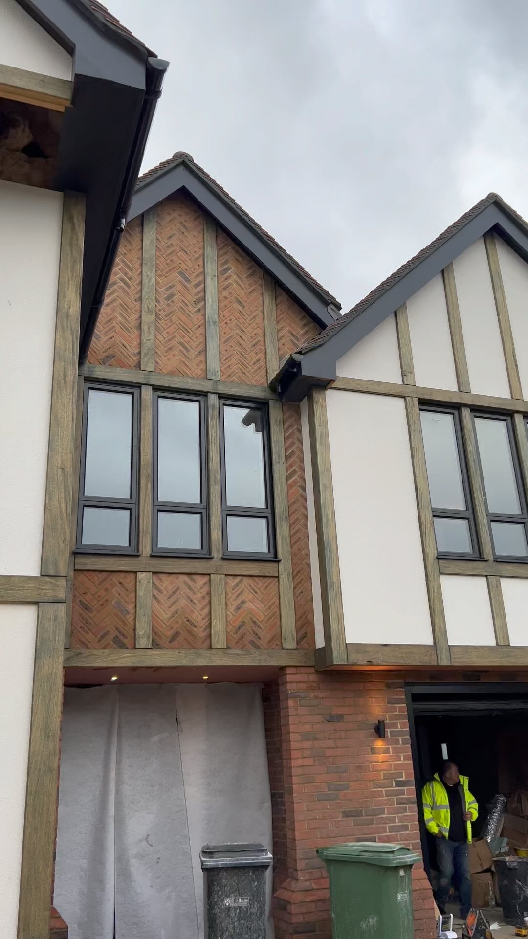 The start of one of 16 houses which I designed for a property developer based around Hertfordshire.
Will show the process of these houses over the next few months 🤍
#lucyvictoriadesigns #interiordesign #interiors #interiorstyling #exterior #propertydevelopment #LVD