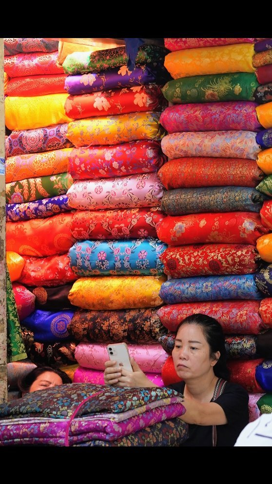 Cho Dong Xuan (Dong Xuan Market). The middle floor has a section all selling fabrics.
#travelvietnam