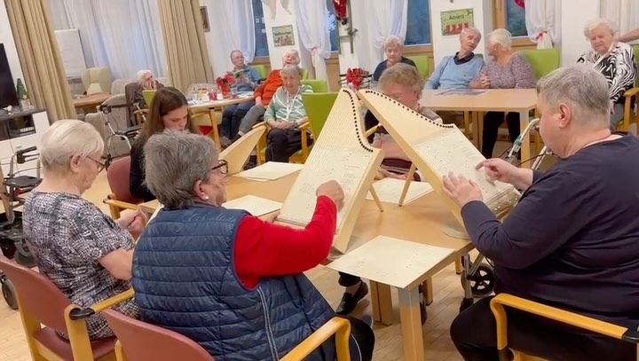 🎶🎄 Es Weihnachtet schon sehr im Haus Prater - Häuser zum Leben - Kuratorium Wiener Pensionisten Wohnhäuser. Die HILFSTÖNE Veeh-Harfen bringen Freude in die Herzen der Menschen. Die Veeh-Harfen Gruppe hat in der Adventzeit schon vier Weihnachtskonzerte gespielt und dabei hatten die Bewohner der Tag-Familie die Gelegenheit Weihnachtslieder mit der Veeh-Harfengruppe zu singen. Die HILFSTÖNE MusikHilfe für ältere Menschen und Menschen mit Demenz ist ein voller Erfolg. Alle ℹ️ unter www.hilfstoene.at ✅ FROHE WEIHNACHTEN 🎵🎄Video ©️ KWP | HILFSTÖNE @hilfstoene @marelize.gerber @clemensunterreiner #hilfstoene #musikhilfe #musicgeragogy #musikgeragogik #weihnachtslieder #christmascarols #konzert #concert #elderly #senioren #fit #demenz #dementia #alzheimer #parkinson #seniorenheim #musik #music #kwp #tagfamilie #häuserzumleben #veehharfe