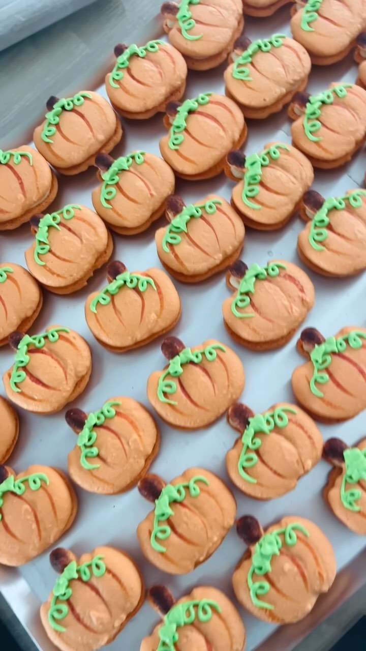 ✨Decoreer je mee?✨
Ondertussen zijn alle halloween boxen opgehaald, heel erg bedankt voor alle bestellingen!
Decoreer je mee deze pompoenmacarons met pumpkin spice ganache?🎃
#happyhalloween #halloweenmacarons #pumpkinmacarons #pompoenmacarons #macaronvideo #macaronreels #macarontutorial #macarons #macaronlove #macaronlady #zozoet #zozoetmacarons #oostende #zozoetoostende