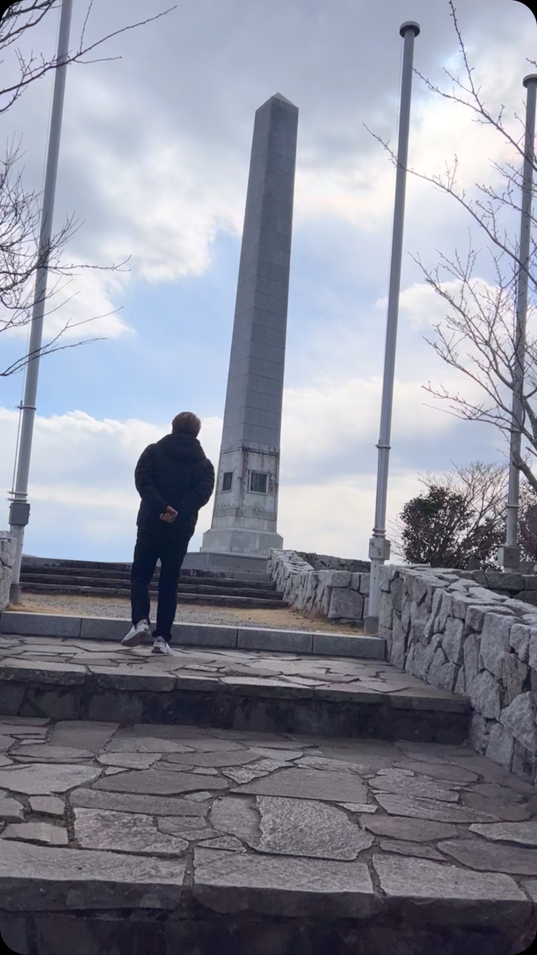 このことは
直ちに領主である大多喜城主本多忠朝に伝えられ、遭難者たち は 37 日間岩和田大宮寺に滞在し村民の手厚い保護を受けた後、江戸城の将軍、 徳川秀忠に謁見し歓待を受けるとともに、駿府城の徳川家康にも招かれ破格の 歓待と豪華な贈り物を受けるなど親しく懇談し、翌 1610 年家康が三浦按針に建 造させた新しい船で、無事メキシコへ帰国しました。
この史実が、日本とスペイン・メキシコの修好の契機となりました。
我らの祖先のすばらしい行動を後世に永く 伝えるため 1928 年に一行が漂着した海岸近く の高台に大理石張りの「日西墨三国交通発祥記 念之碑」が建立されましたが、戦時中攻撃機の 的になり、見るも無残な姿に変わり果てました。
歳月が流れて 1958 年に多方面からの協力を 得て記念碑は、新たにセメントで装われて再び白亜の塔として生まれ変わりま
した。
その後も御宿とメキシコの交流は活発に行われ、1978 年御宿町とアカプルコ
市は姉妹都市協定が締結されるに至るとともに、同年は日西墨三国交通発祥記 念之碑建立 50 年であり、建立 50 周年記念式典にはホセ・ロペス・ポルティー リョメキシコ大統領が御宿を訪れ、歴史に培われた友情をさらに深めました。
#御宿
#onjuku
#メキシコ