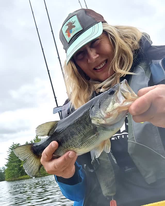 It was so good to finally hit the water and feel some sunshine! I'm catching up on the previous weekend @ladyslayersonlineseries event! While I didn't find the big ones, I did find lots of these smaller ones. At Sunday's location, they were extra extra fiesty, making for a fun day! Congratulations to the ladies who placed in this event!
🎣💥
#fishnh #fishmaine #fishingobsession #fishlove #womenwhofish #kayakfishing #bassfishing #newhampshireoutdoors #hobiefishing #basstournaments #slayingacrossthenation #slaynationtournamentfishing #LadySlayers