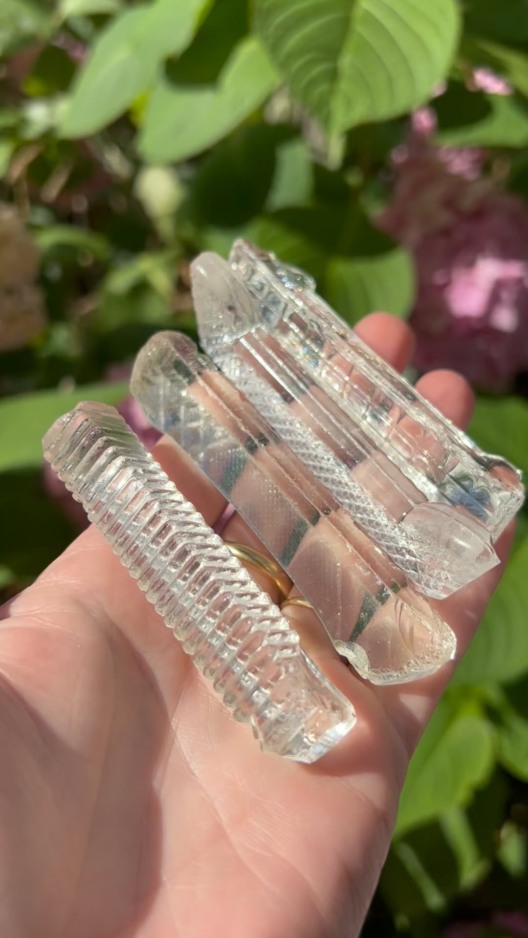 ‼️‼️‼️Al ruim 5 jaar struinen we elke kringloop af, om onze voorraad aan te vullen, want helaas, deze glazen bestekleggers zijn niet eeuwig, ze vallen, gaan stuk of worden mooi gevonden voor thuis.(heel begrijpelijk, wel jammer) Maar deze winkels kunnen onze behoefte niet meer aanvullen.
Dus kwam Linda met een goed idee; vraag aan je gasten of ze nog iemand kennen, die deze glazen pareltjes nog ergens verstopt op een zolderkamertje hebben liggen. Zo gezegd zo gedaan. Wie o wie, kan ons helpen aan meer bestekleggers?!
Wat krijg jij voor deze moeite? Eeuwige dank en een bon die gelijk is aan het aantal bestekleggers! Elke besteklegger is €1 waard 😁 DM of mail ons! Hallo@cafesaar.nl