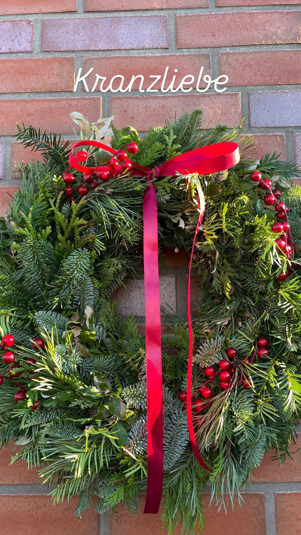 Der nächste Kranz hat seinen Platz gefunden und wird sogar von der Sonne angestrahlt🌲☀️
Wir hoffen ihr genießt das Wochenende🤍
#adventskranz #adventwreath #christmasdecor #weihnachtsdeko #homesweethome #kranzliebe #hauswand #december #itsbeginningtolookalotlikechristmas