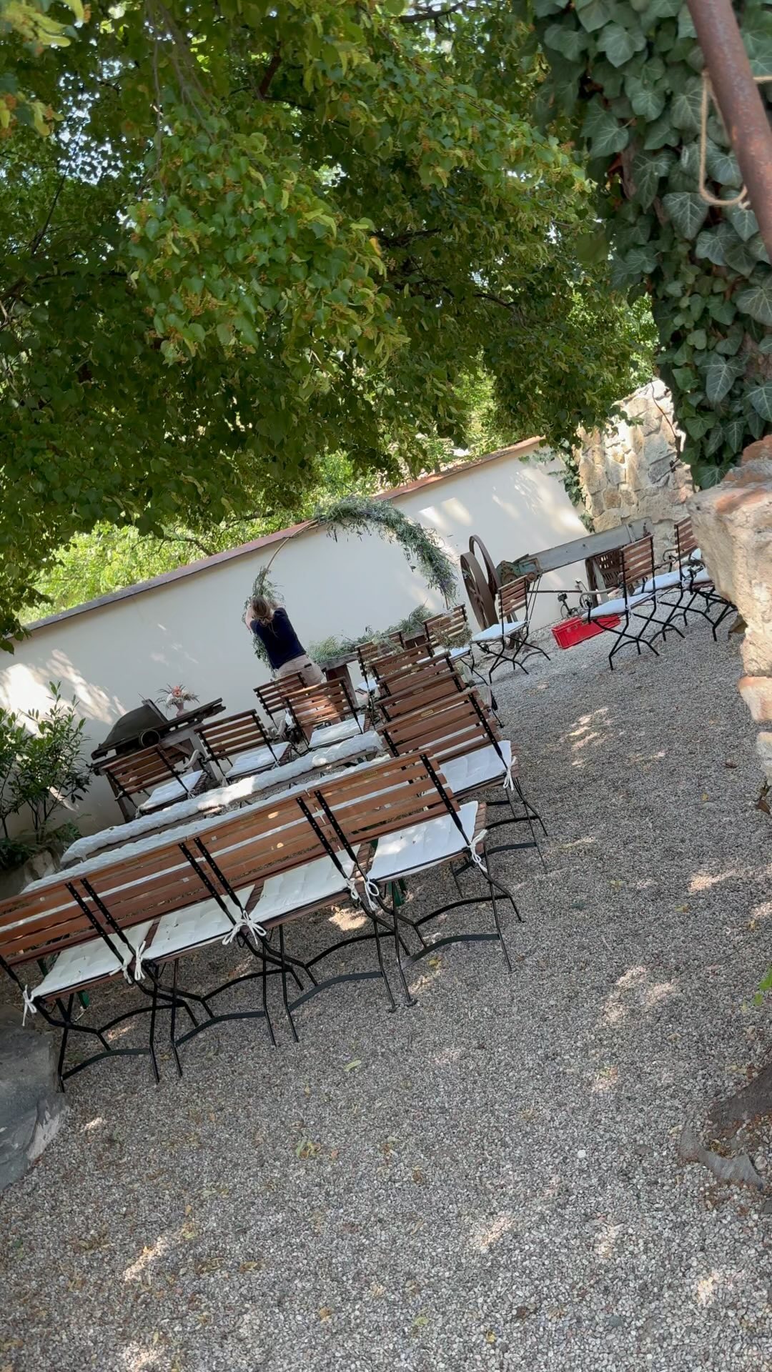 Wir sagen JA 🥰
Ein weiteres Mal haben wir in der traumhaften Location @kaisershof in Strass im Strassertal eine Hochzeit begleiten dürfen, die sich dem italienischen Stil anlehnte. 😉
Neben Espressobar für all jene, die den Energiekick auch nachts brauchen, bis hin zur Fotolocation mit zwei klischeehaften Vespers, die einem das Gefühl gaben, als fähre man direkt entlang der Amalfiküste in Italien. 🇮🇹
Wie begleiten auch Themenhochzeiten und passen unseren Service darauf an. ☺️
Neben passenden Requisiten wird auch der Hintergrund und die grafischen Anpassungen darauf abgestimmt. 😇
Wir begleiten Ihre Hochzeit mit höchsten Engagement und mit Leidenschaft ❤️🔥
#fotoboxmieten #fotoboxhochzeit #hochzeit #hochzeitsplanung #hochzeitsdeko