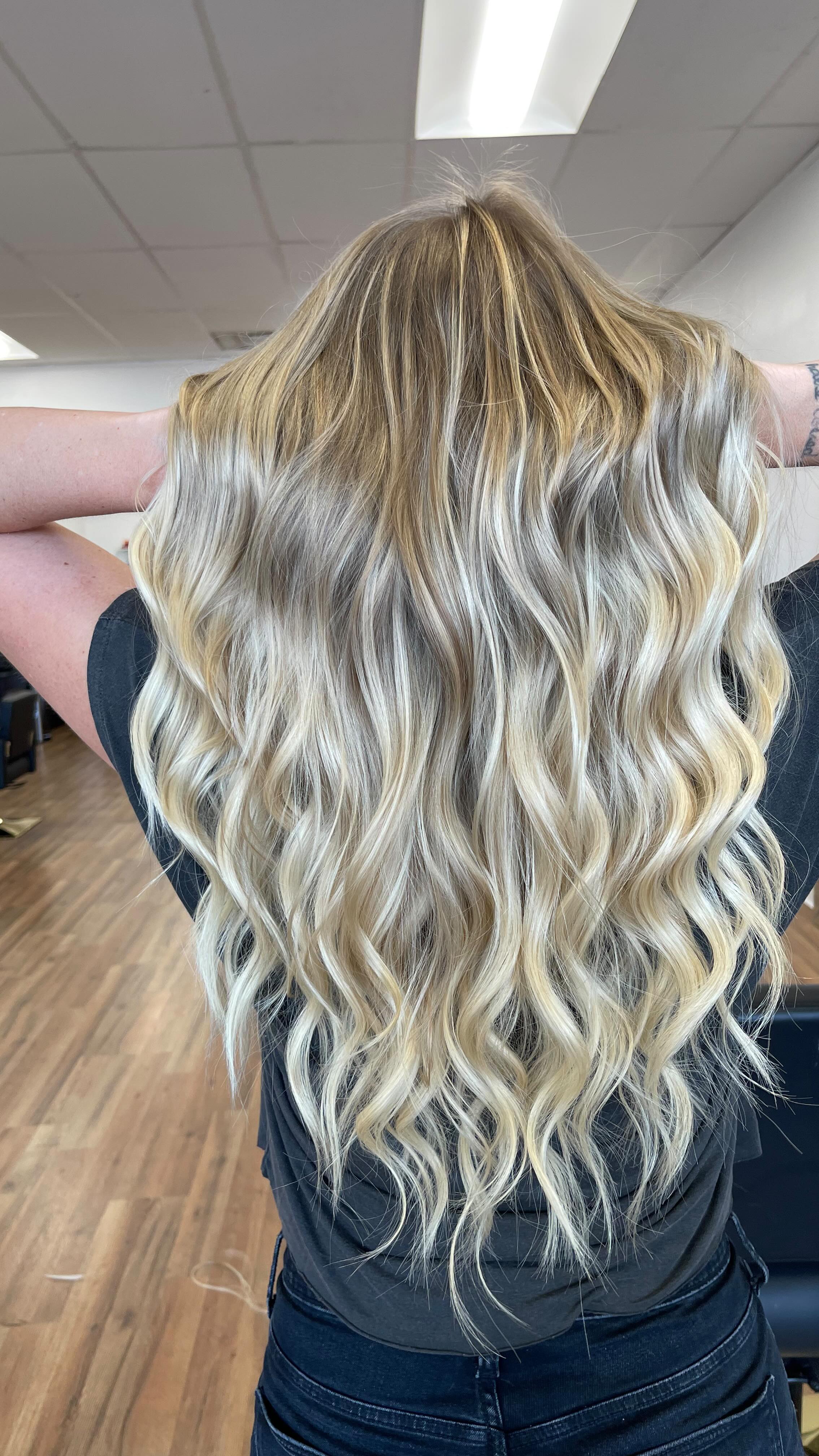 Hello fall tones! 🍁✨
@kmb_styling insatlled custom natural invisible extensions and finished it off with this custom blend of toner!
Book your fall install with KB at K&C Hair Studio
Link in bio☝🏼