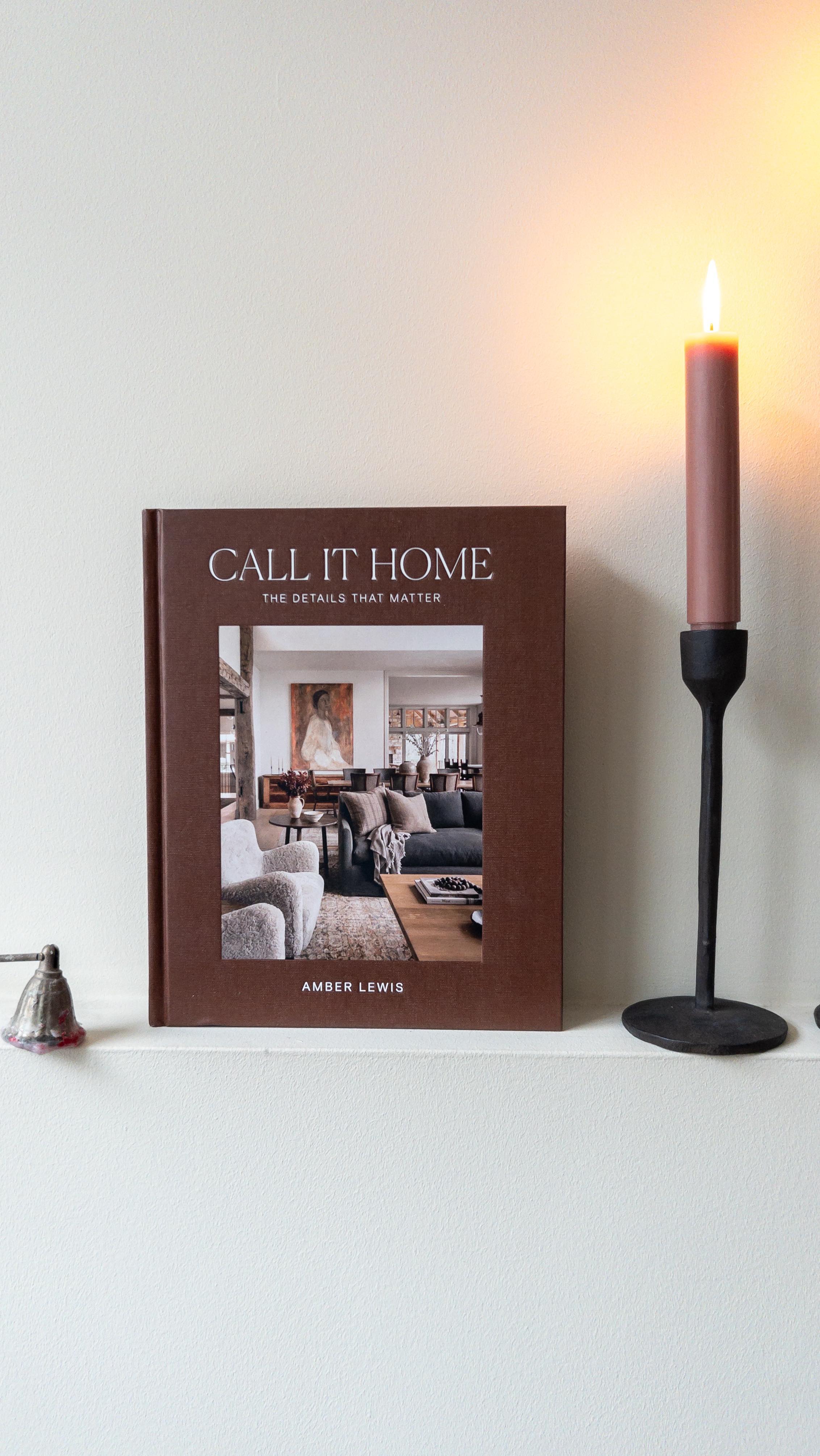 Weer zo een lekker interieurboek ‘Call it Home’!
Soms moet je foto’s fysiek zien, gewoon even voelen. Tijd hebben om comfortabel te staren. Het lezen van een e-reader is ook niet hetzelfde als dat boek fysiek in je te handen hebben. Nu heb ik @amberinteriors mooie plaatjes fijn in dit boek. Als je haar nog niet volgt, is het een dikke tip! 🤓
Hebben jullie een boek waar je graag doorheen bladert?
#amberlewis #callithome #interiorbook #coffeetablebooks #interieurinspiratie #interieurstyling #stijlvolwonen #landelijkwonen #landelijkestijl