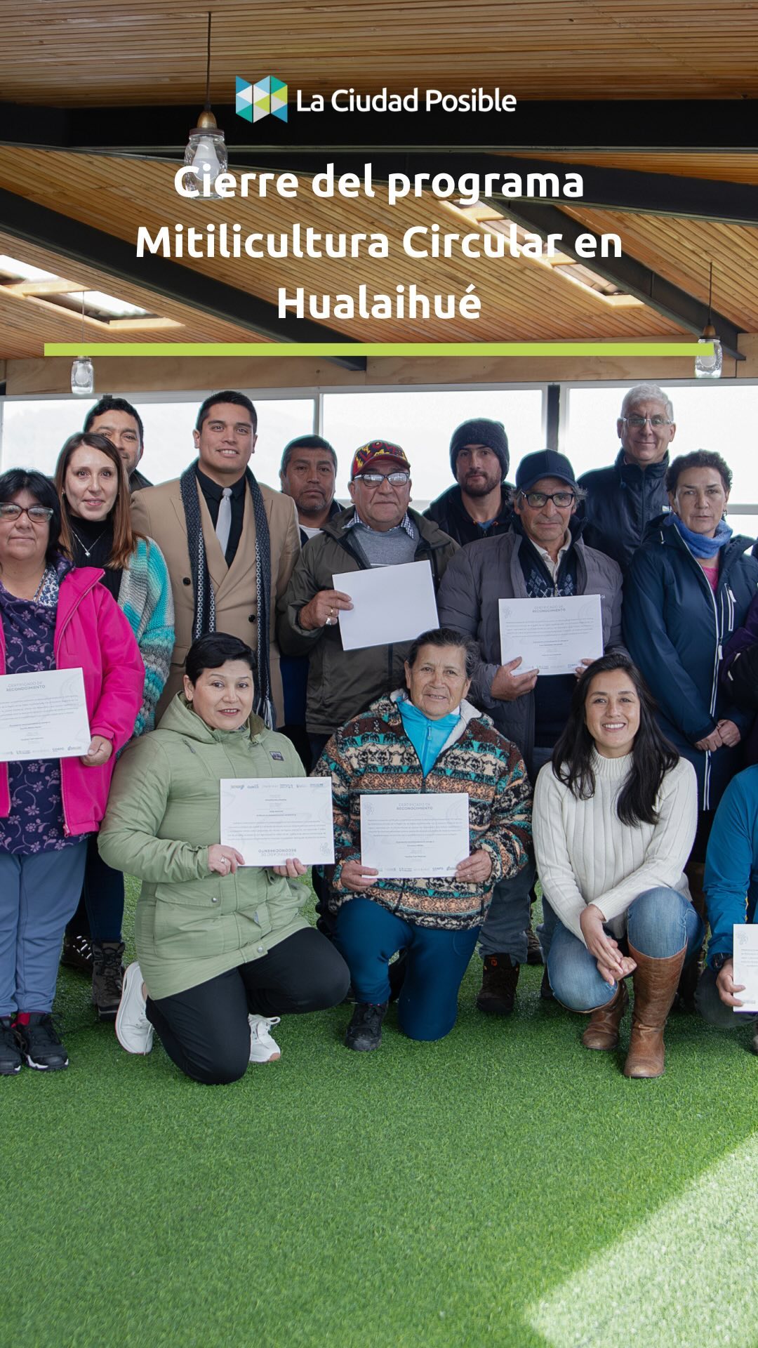 🌱 Cierre del programa Mitilicultura Circular en Hualaihué
💼 El programa lo ejecutamos junto al @goreloslagos y en alianza con @reversible_cl
🎉 En la ceremonia, realizada hace unos días, culminamos el productivo trabajo desarrollado junto a los mitilicultores de la comuna, los que junto con participar en capacitaciones, fueron parte de la definición de la gobernanza y el plan de inversión para avanzar en la circularidad.
📍Gracias al programa, contarán con equipos para reparar boyas y reutilizarlas. Las que no se puedan reparar, se entregarán al gestor local @reciclajejyv para que las procese con un molino —adquirido con el proyecto— para ser posteriormente recicladas.
♻ Agradecemos la participación de los mitilicultores de la comuna de Hualaihué, @goreloslagos, la @municipalidadhualaihue, @reversible_cl, @karun_chile, @atandocaboschile y @reciclajejyv. El trabajo colaborativo y el compromiso de todos hizo de este programa una realidad que beneficia a la comunidad de Hualaihué, en sintonía con prácticas sostenibles y la economía circular.
#mitilicultura #hualiahue #sostenibilidad #economiacircular