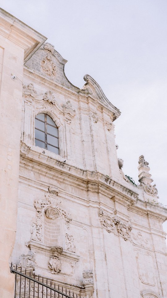 Il y a quelques semaines, j'ai fait un mariage au cours duquel il a fallu repenser la séance couple des mariés parce que dehors il pleuvait des cordes.
Adieu Golden Hour et bonjour séance sous la pluie ambiance The Notebook. Moi j'adore l'idée, mais tout le monde n'a pas envie de faire son entrée à sa réception de mariage trempé avec le make up qui coule (sans compter que moi 5mn sous la pluie et je ressemble à un lévrier afghan)
Du coup on s'est plutôt rabattus sur une séance en intérieur en clair-obscur, avec moins de conséquences désastreuses sur le look des mariés en post-séance.
___
#weddingphotographer
#weddinginspiration
#fineartweddingphotography
#fineartweddingphotographer
#weddingcouple
#rainywedding
#weddingcouple