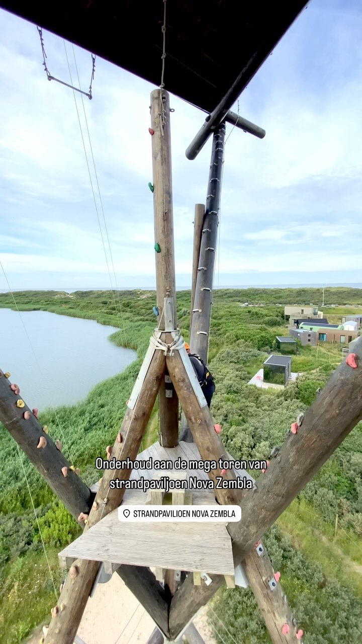 Onderhoud aan de 22mtr hoge toren van Strandpaviljoen Nova Zembla. 🌴