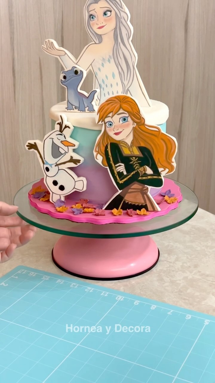Pastel de Frozen pintado sobre fondant ❄️🔥💜
#frozen2 #frozen #frozencake #buttercream #fondant #fondantpainting #birthdaycake