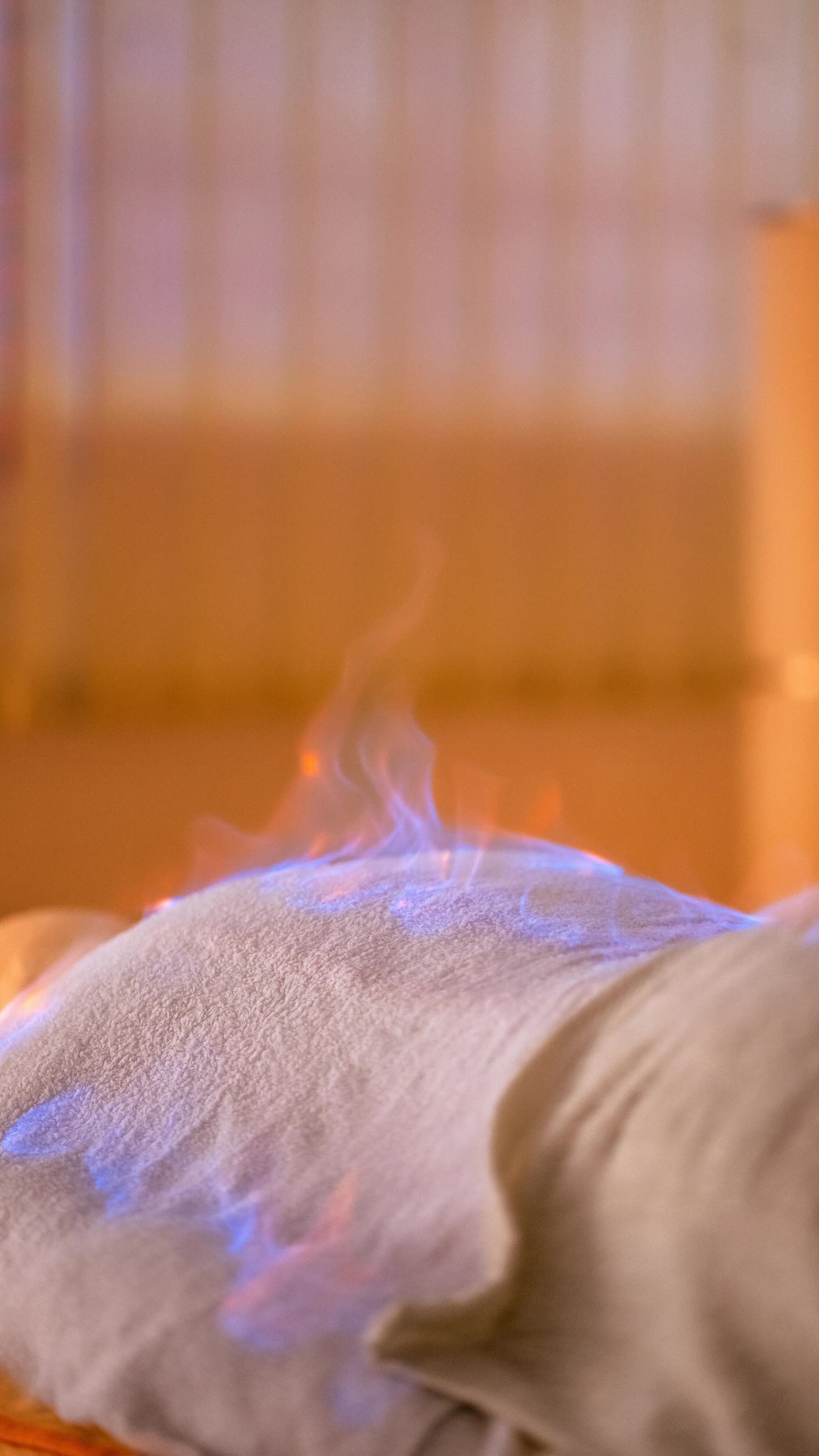 Plongez dans une expérience transcendante où le feu devient le messager d’une sérénité profonde. 🔥
Inspirée par les rituels ancestraux, notre thérapie par la chaleur est une célébration du lien sacré entre l’esprit et la matière, une quête d’harmonie qui trouve ses racines dans les traditions les plus anciennes. ✨
Comme les philosophes ont contemplé la flamme éternelle pour y trouver la sagesse, nos clients trouvent dans la douce caresse de la chaleur une invitation au voyage intérieur. La thérapie par le feu, une pratique à la fois ancienne et renouvelée, évoque une métamorphose spirituelle, où la lumière du feu éclaire le chemin vers l’équilibre et la paix intérieure.
Rejoignez-nous pour un moment de grâce, où le corps et l’âme sont invités à se ressourcer au cœur de la flamme purificatrice.
#Harmonie #Sérénité #ÉquilibreSpirituel #massage #massagetherapyschool #massageworldcup #relax #relaxtime #fribourg