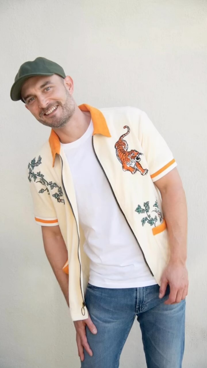 Ooh yes, love it when our clients show up willing to share their personal brand magic in front of the lens. They understand what makes them unique, they feel good about themselves and they’re up for experimenting and giving things a go in front of the camera. What a combo ✨ Big kudos to Alison for creating this awesome set on the streets of Williamsburg, absolute genius. Photo credit: Alison for Hey Saturday, New York City You have been watching Hey Saturday: the happiest dating photoshoots on the planet #singleandhappy #modernlove #mindset #loveyourself #datingwithapurpose #datingadvice #datinglife #profilepictures #profilepic #profilepics #profilephoto #onlinedating #datingphototips #happylife #happysingle #relationshipgoals #personalbrandingtips #datingapp #datingapps #datingadviceformen #datingadviceforwomen #profilephotography #visualstorytelling #onlinedatingphotographer #datingphotos #explore #explorepages