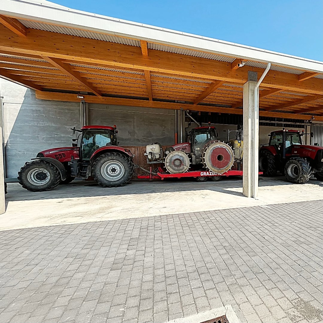 "I nostri trattori all'avanguardia sono la spina dorsale della nostra produzione di riso di qualità. La tecnologia avanzata guida ogni passo, dall'aratura alla raccolta, per portare la freschezza della terra alla tua tavola. 🚜🌾 #TecnologiaAvanzata #RaccoltoDiQualità #DalCampoAllaTavola #SostenibilitàAmbientale #DallaTerraAllaPadella"