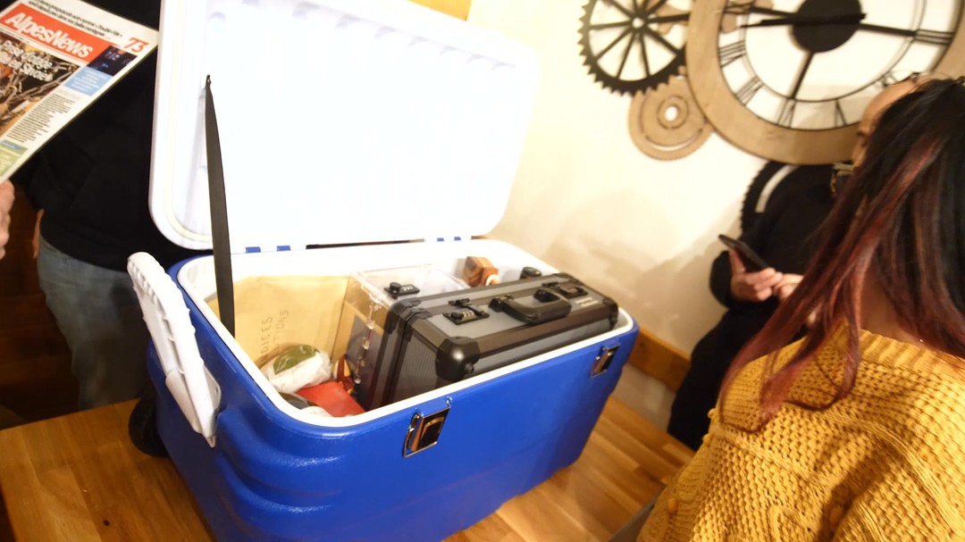 đđ· Escape Game ApĂ©ro : Jouez et dĂ©gustez !
Envie de jouer en dégustant des produits locaux ?
Lâescape game apĂ©ro est fait pour toi ! Un mĂ©lange de jeu, de boissons alcoolisĂ©es, de chocolat et de charcuterie, idĂ©al pour un vrai Ardennais.
đ§ Comment ça marche ?
Un jeu mélangeant réflexion et boissons alcoolisées⊠Oui, oui, un concept révolutionnaire mais super simple !
đ De la nourriture et des boissons sont protĂ©gĂ©es par des cadenas ou dâautres accessoires.
đ€ Le but ? RĂ©soudre des Ă©nigmes et rĂ©ussir des Ă©preuves entre amis ou en famille pour accĂ©der au festin !
đĄ Exemples de dĂ©fis :
â
Tu veux boire ta bouteille de vin ? Il faudra trouver le code du cadenas !
â
Une charcuterie locale tâattend ? RĂ©sous lâĂ©nigme associĂ©e !
â
Et que serait un jeu avec des produits locaux sans sa biĂšre ardennaise ? Pour lâobtenir, dĂ©couvre comment ouvrir la boĂźte qui la protĂšge !
đ Un moment de partage et de fous rires !
Des efforts nécessaires pour savourer les produits, mais une garantie de cohésion et de rires avec tes proches. Ce jeu est idéal pour créer des souvenirs et renforcer la complicité !
Et je te le promets, tu ne seras pas déçu de la qualitĂ© des produits. Et comme on dit : aprĂšs lâeffort, le rĂ©confort !
đ© Commandez vite, ils nâattendent plus que vous !
â ïž Lâabus dâalcool est dangereux pour la santĂ©, Ă consommer avec modĂ©ration.
#fun #produitslocaux #dégustation #jeu #famille #ami #Ardennes #grandest