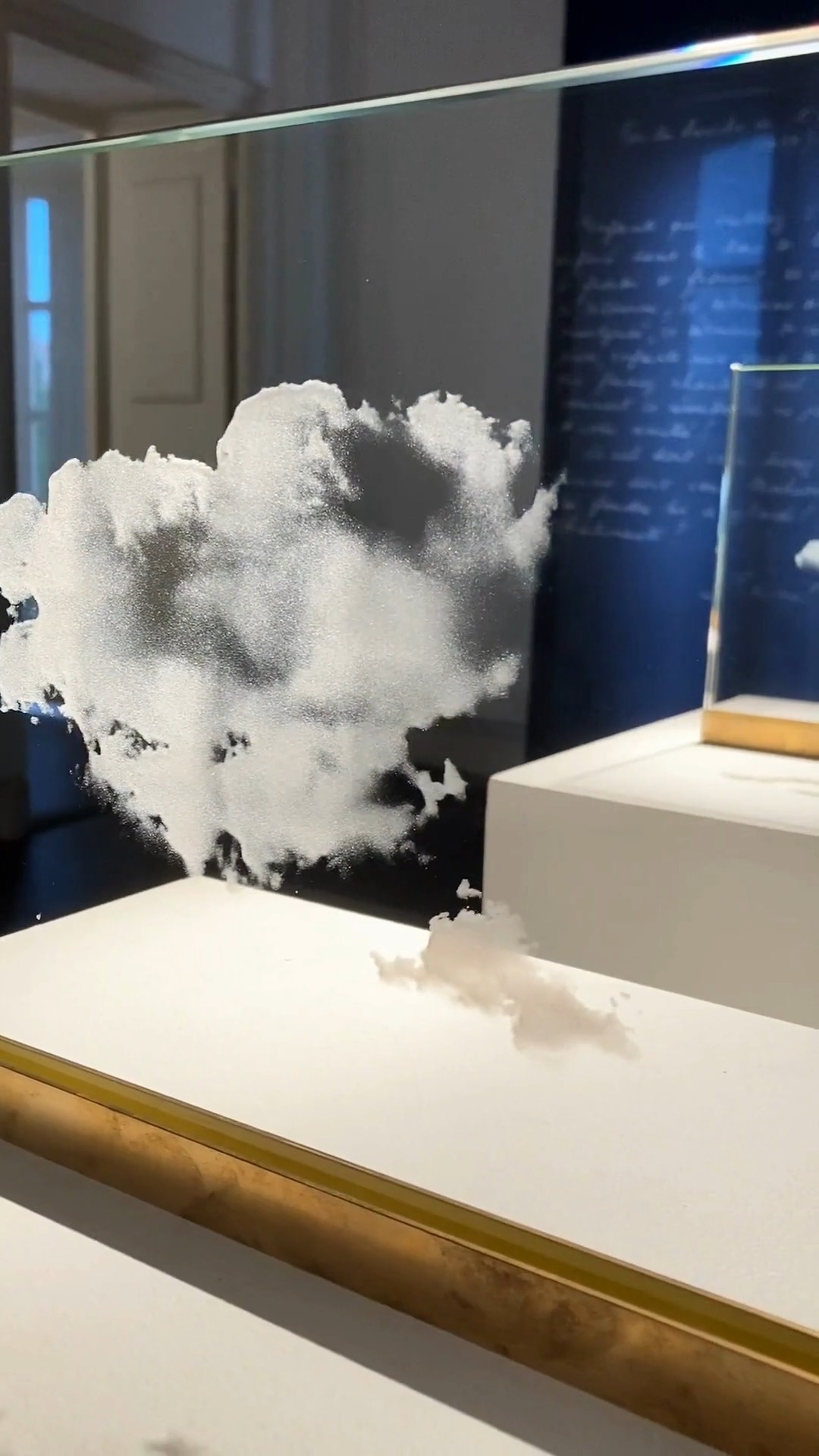 “Je m’intéresse à ce que l’on ne peut pas maîtriser, à cette alliance de beauté et de danger perceptibles lors de phénomènes naturels.” - Charlotte Charbonnel
© Charlotte Charbonnel
#mediation #citation #nuages #art #culture #artistic #artistes #reels #islesurlasorgue #france #nature #campredon #avignon #visite #exposition #expositionart #Exhibition