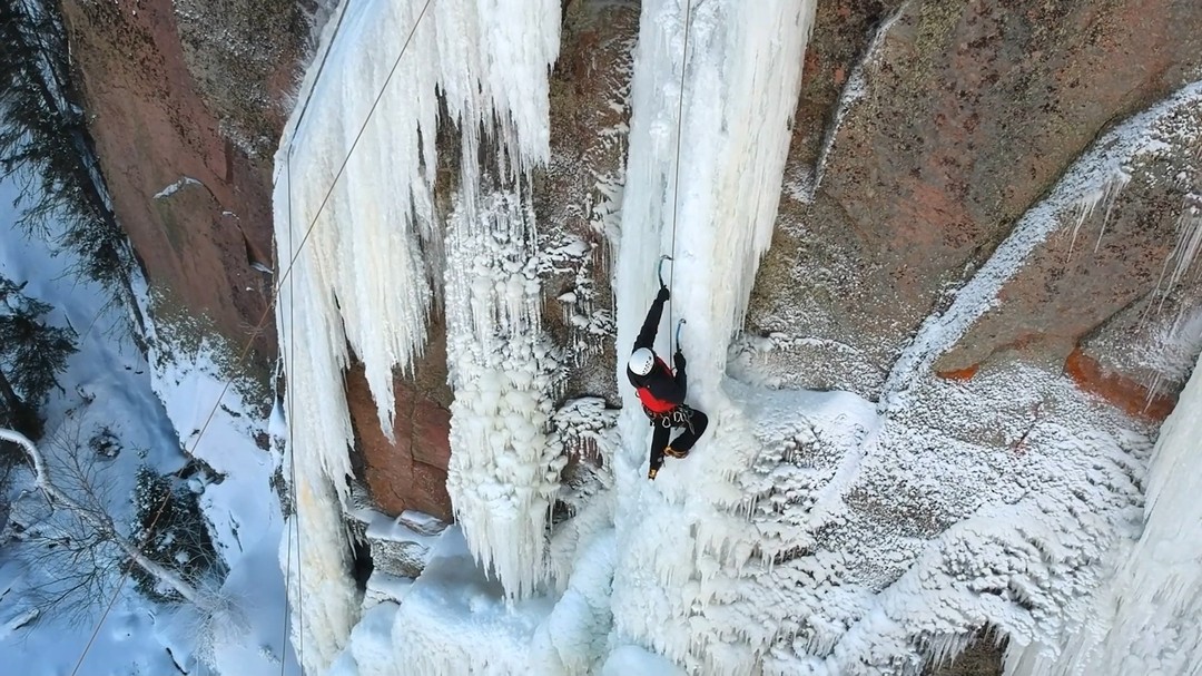 Prairie Ice Farmers is our bonus film on April 2! 📽 GET YOUR TICKETS NOW
(Directed by our very own Ray Hope, Midlife Mountaineer Inc., 2023, 15:09)
What do you get when you mix a bunch of ice climbers, a frozen prairie, and a whole lot of
determination? You get the Prairie Ice Farmers, the coolest (pun intended) group of climbers
this side of the Canadian Rockies! Here in the heart of the Canadian Prairies, a vibrant
community of ice climbers live and breathe the thrill of the climb. They pick up where Mother
Nature left off, sculpting ice climbing playgrounds on the flatlands.
Join us on this epic journey exploring the lives of these ice climbers and the challenges they
face in their quest to build and conquer the frozen “peaks” of the Canadian Prairies. It’s a story
that will leave you feeling inspired, awestruck, and maybe even a little chilly!