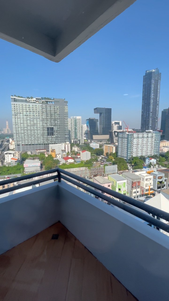 So to celebrate my 39th voyage around the sun, I thought I’d treat myself to a wrist operation 🤪 as sadly my broken wrist hasn’t healed correctly over the last 6 weeks. 😞
It’s pretty urgent so I’ve been forced to have the operation while on holiday in Bangkok but when you are greeted with amazingly kind, patient and understanding staff and a room, facilities and view like this it doesn’t feel all that bad I guess. 🥲
#brokenwrist #operation #view #adv #thaihospital #fixme #fsgs #kidneytransplantrecipient