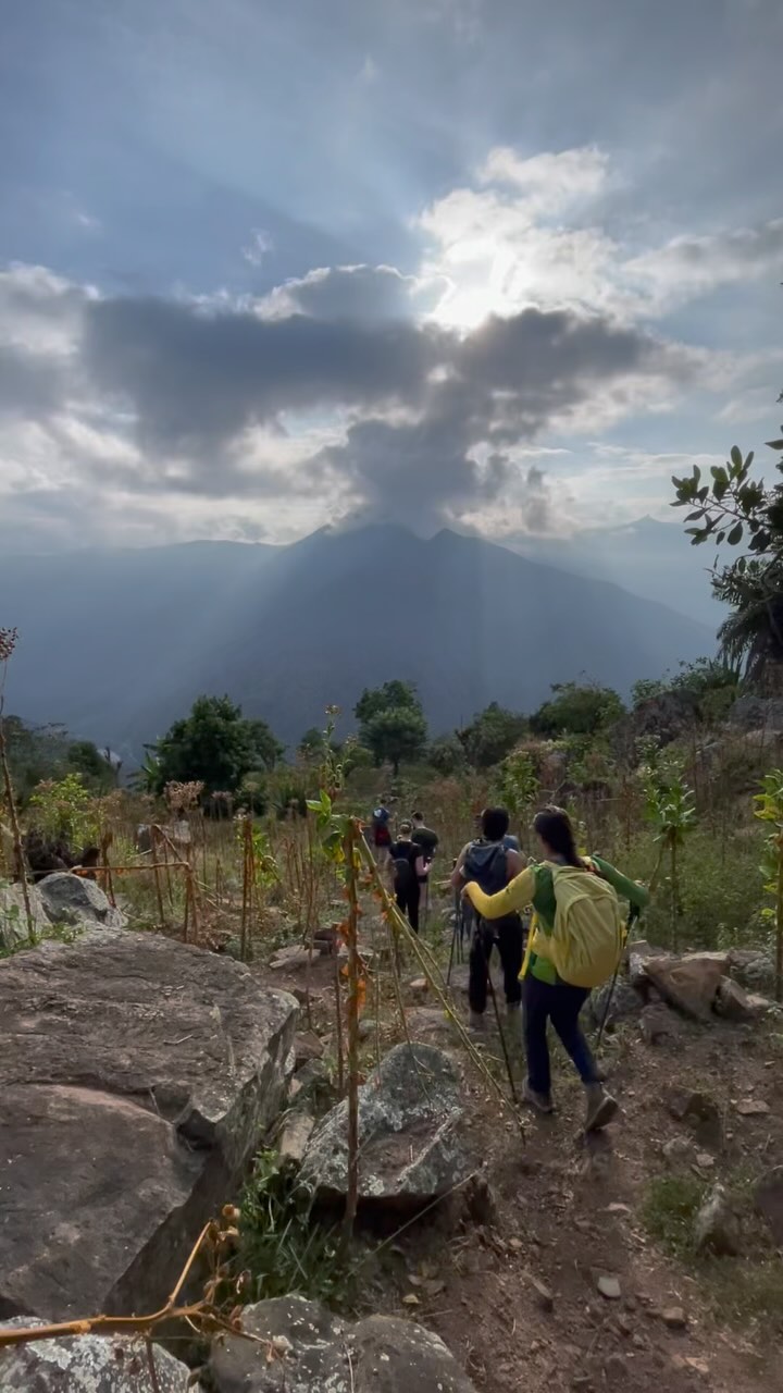 ¡Queridos aventureros de la montaña! En este cierre de año culminamos con nuestra experiencia en La Peña⛰️. Agradecemos a cada paso compartido, a cada sendero conquistado juntos. Que el próximo año esté lleno de nuevos horizontes y emocionantes rutas. ¡Feliz año nuevo! 🏔️✨
.
#todosalamontaña