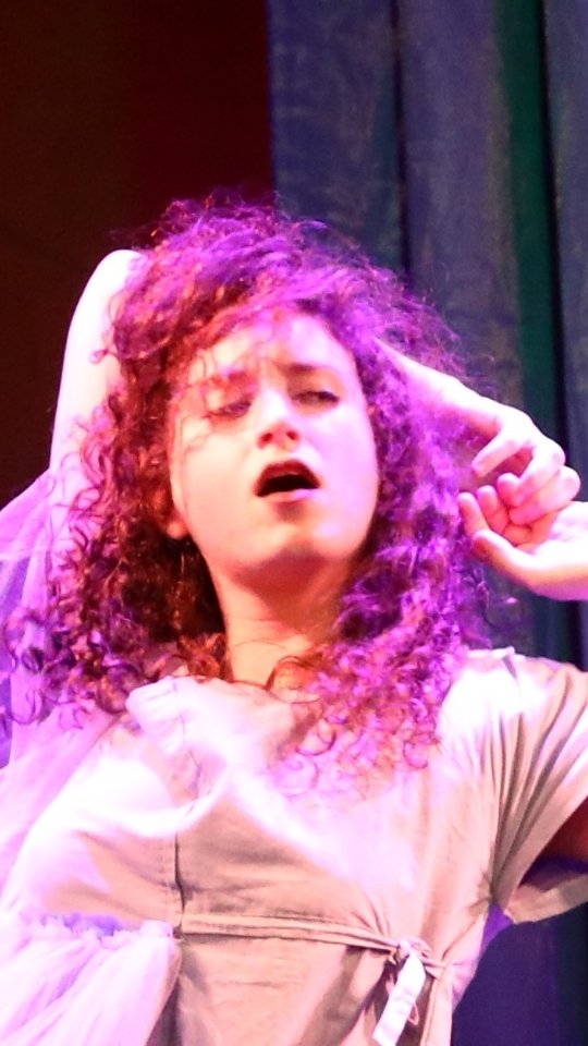 זה זמני- הופעת תאטרון-מחול פסיכדלית המונעת מהכח המכריע של הדמיון שנולד ברגעי קצה, ומבקש להמשיך לבנות גם כשהכל מתפרק.
🗓️ מתי: 13 יוני, בשעה 21:00
🗺️ איפה: תיאטרון הדופנ, רח' ארלוזורוב 30, פ"ת
תקציר: "כששכבתי בבדיקות MRI, הייתי עוצמת את העינייים ומדמיינת שאני במסיבה."
'זה זמני' חוגגת את התקווה, הכאב והחלומות של החיים.
היצירה מתבוננות בחולשה כהזדמנות לתמיכה הדדית ואחווה נשית. הזדמנות לשינוי והתרחבות בתוך חוויה של אי שליטה מוחלטת.
לינק בביו⬅️
הועלה לראשונה בפסטיבל "יוצר" ה3, תאטרון דופנ פת"ח
קרדיטים:
יצירה, הפקה: שירז עמר
רקדניות יוצרות: שירז דגן, תמר ברבי, אבישג רוזנפלד
רקדנית שותפה לתהליך יצירה : ורד כרמלי
עיצוב: הילה שמואל ויהל גלדטי
עיצוב פסקול: תומר חיים שקד
מוזיקה: Evanescence, William Basinski, Cyndi Lauper, Queen, Visible Cloaks