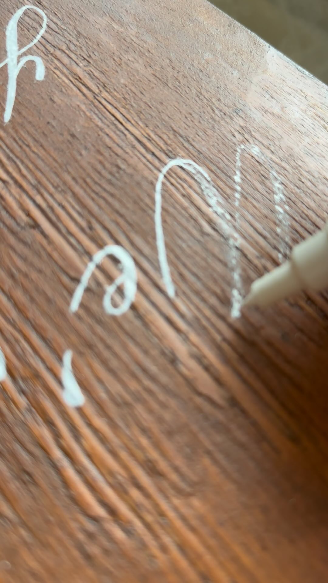 Enjoy this very clumsy filmed video (very blurry I know) of me lettering the wedding signage for B&Y, who got married last Friday.
Of course I’ve forgotten to take proper photos of the finished signs, so this is really all I have for you at the moment. I hope the photographer took 1 or 2🤞
#weddingstationery #weddingdecor #weddingsignage #trouwhuisstijl #welkomstbord #bruiloftstyling