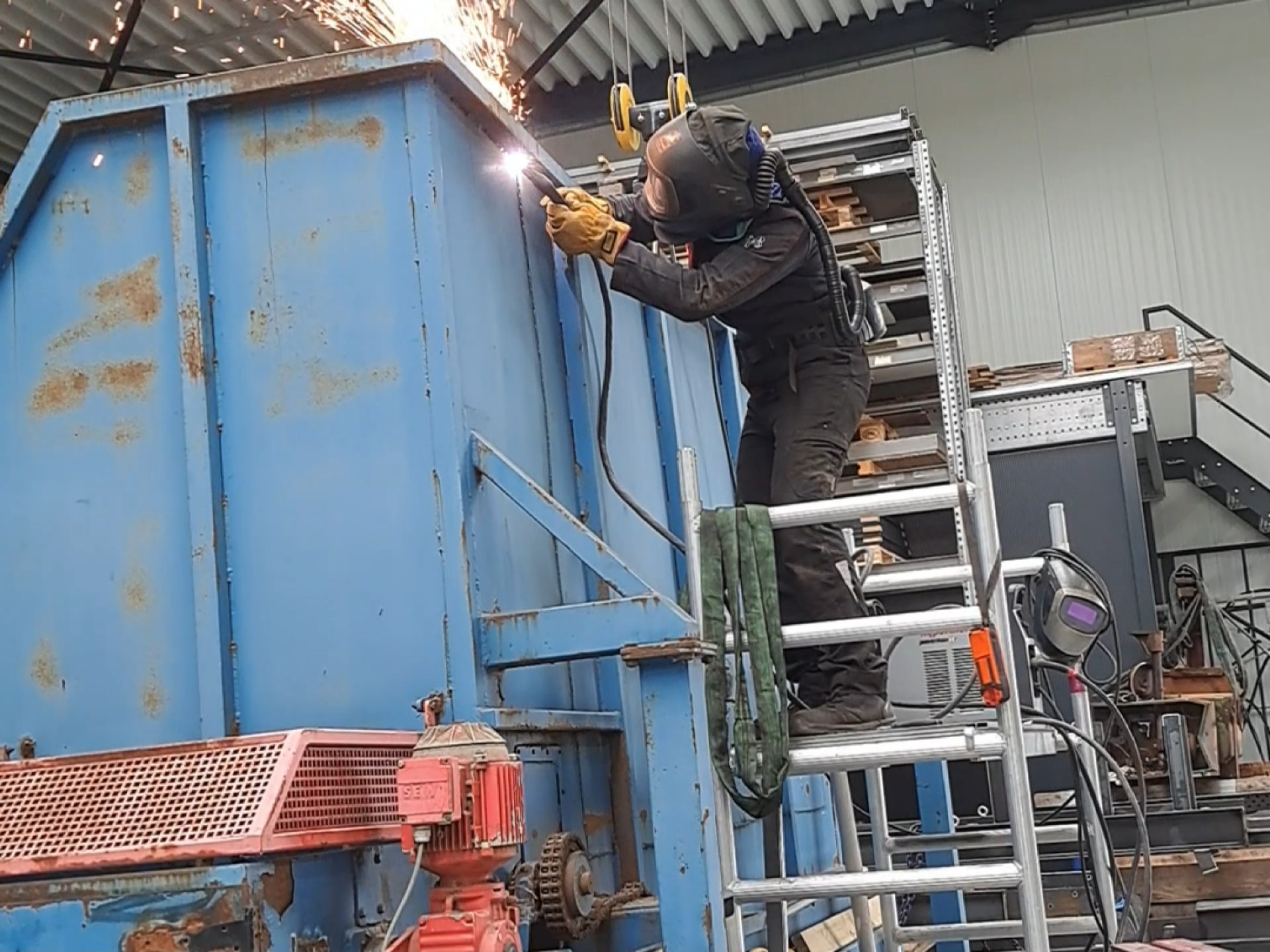 20 jaar oude bunker aanpassen om in te zetten in grondmenginstallatie. #Reuse #welding #cordecbv