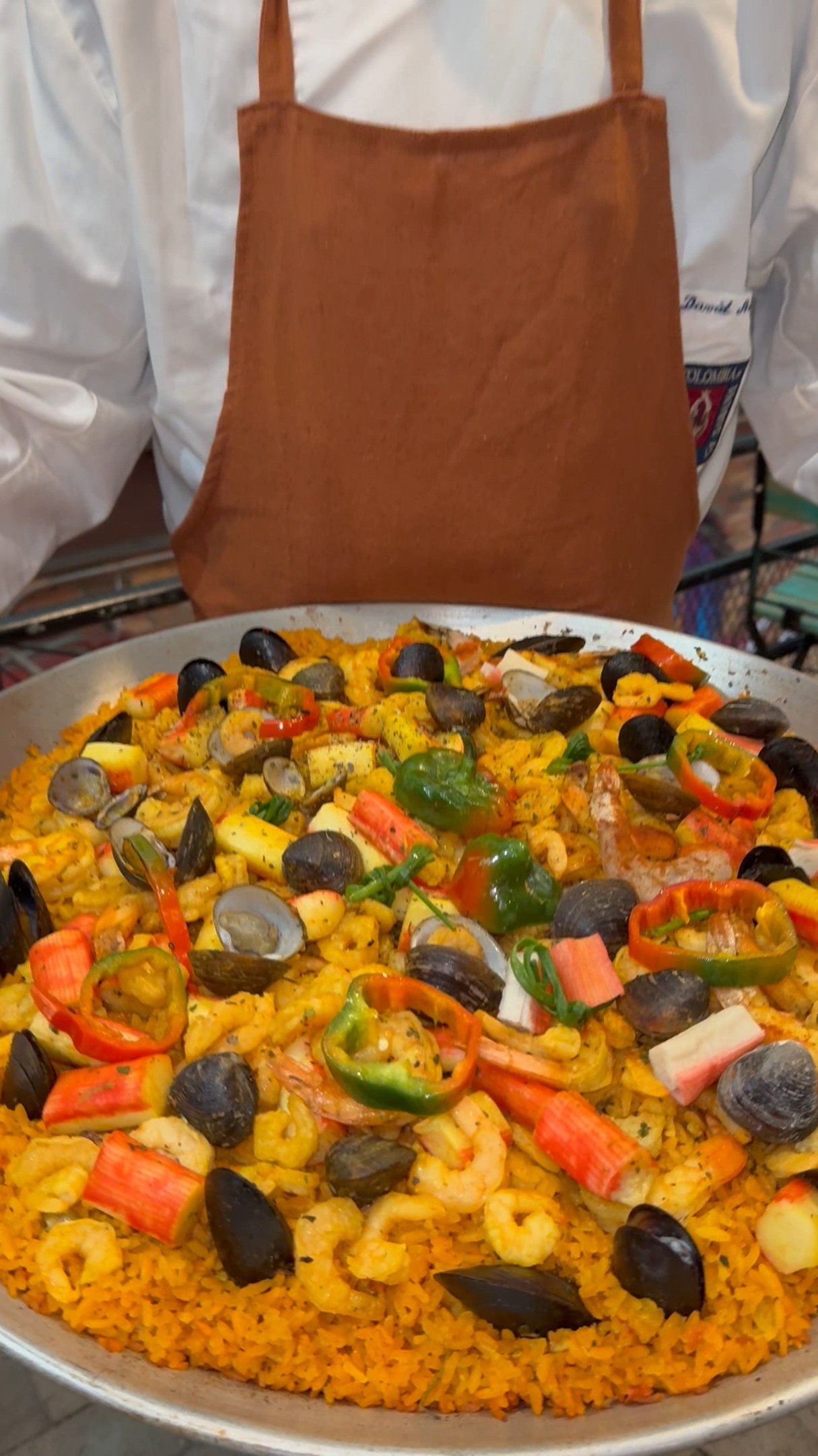 🥘 ¡Descubre el auténtico sabor de España en @mipaella.co! 🇪🇸 Déjate cautivar por nuestras exquisitas paellas, preparadas con ingredientes frescos y tradición. 🌟 ¡Una experiencia gastronómica única te espera!
📞 ¿Deseas reservar una mesa o hacer un pedido para llevar? Contáctanos al +57 318 4214326. ¡Estamos listos para recibirte!
#Paella #ComidaEspañola #Gastronomía #Restaurante