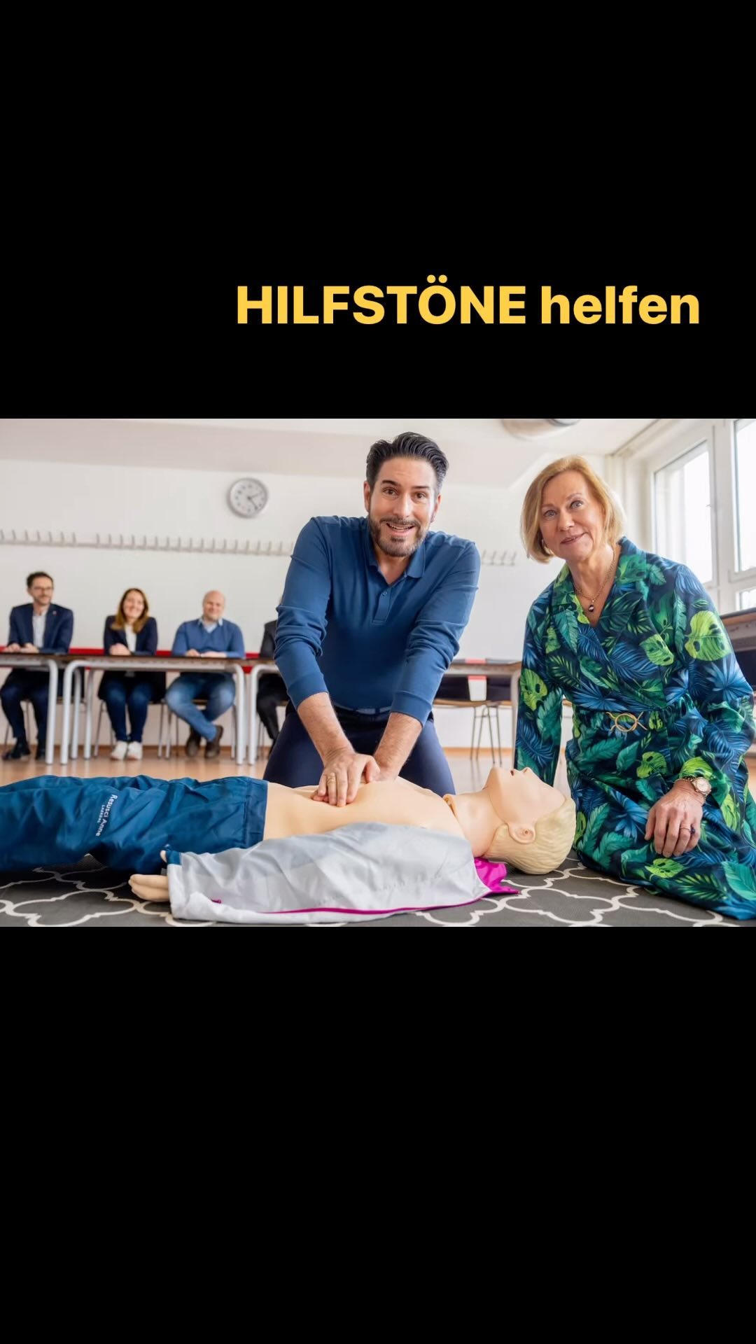 Unser Präsident Clemens Unterreiner unterstützt das Wiener Rote Kreuz bei der Ausbildung in lebensrettenden Sofortmaßnahmen. Jeder kann in Not geraten und richtig helfen zu können kann Leben retten.
Diese Spende ermöglicht die Anschaffung von Reanimationspuppen die für Schulungen von Wiederbelebungsmaßnahmen durch Ersthelfer*innen eingesetzt wird. Weiters wurden zwei Kinderpuppen-Sets angekauft, die im Rahmen von Kindernotfallkursen ab sofort für die Wiener Bevölkerung eingesetzt werden. Sie ermöglichen die Schulung von Reanimationsmaßnahmen sowie Schlägen auf den Rücken zur Beseitigung von Atemwegsverlegungen durch Fremdkörper bei Kindern. Auf diesem Wege helfen wir Menschen in akuten Notlagen.
@hilfstoene @clemensunterreiner @ausbildungszentrum_wrk @wienerroteskreuz #ClemensUnterreiner #kammersänger #österreich #ViennaBaritone #unterreineropera #charity #hilfe #unterreiner #intendant #operburggars #oper #opera #charitygentleman #hilfstoene #operasingers #operalover #letsopera #musik #news #kultur #OperaNews 📸©️WRK / Holly Kellner