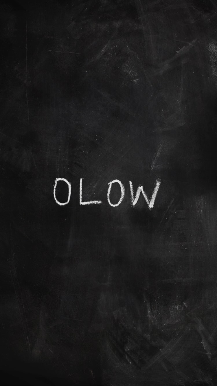 Un mar en calma nunca y su experto al marinero.
Olow es una marca que nace para transmitir el buen trabajo detrás de sus productos, la calidad y honestidad.
El concepto de este proyecto surge a partir de un refrán de la marca que encontramos en el catálogo de la nueva colección.
Este refrán nos inspiró y nos hizo llegar al concepto de la modernidad líquida de Zygmunt Bauman.
Este concepto habla de la época en que vivimos hoy, una época de incertidumbre, ambivalencia, cambios fluidos, que nos lleva al consumismo express.
Así decidimos hacer un contraste entre sociedad líquida y Olow que se contrapone como manifestación del Slow Fashion.
Así vamos dando forma al escaparate de Olow en la tienda Iguapop en Barcelona, la cual hace algunos años fue una galería y aún mantenía esa esencia.
El desafío era representar el concepto de liquidez y solidez.
Con estos elementos claros van naciendo los primeros bocetos que van dando forma a este escaparate.
Decidimos representar a la sociedad líquida con una suerte de cultura conformada por una serie de bolsas rellenas con agua y colorantes alimenticio.
Para representar y transmitir los valores más tradicionales y honestos de la marca elegimos la madera como elemento.
Lo más difícil del proceso constructivo fue el cálculo previo de la longitud de los hilos para colgar las bolsas que componían esta cultura.
Aprobado el proyecto manos a la obra y después de una larga jornada de montaje el resultado es increíble…
Equipo de diseño 🙌🏼: @marmelruj @yansomade @micaseresinifernandez @joaco_acevedoc
#storedesign #retaildesign #sensorial #social #retail #design #store #tienda #espaciocomercial #diseño #diseñodetiendas #shopping #branding #experience #sustainable #space #strategy #storedesign #holistic #shopwindow #vitrina