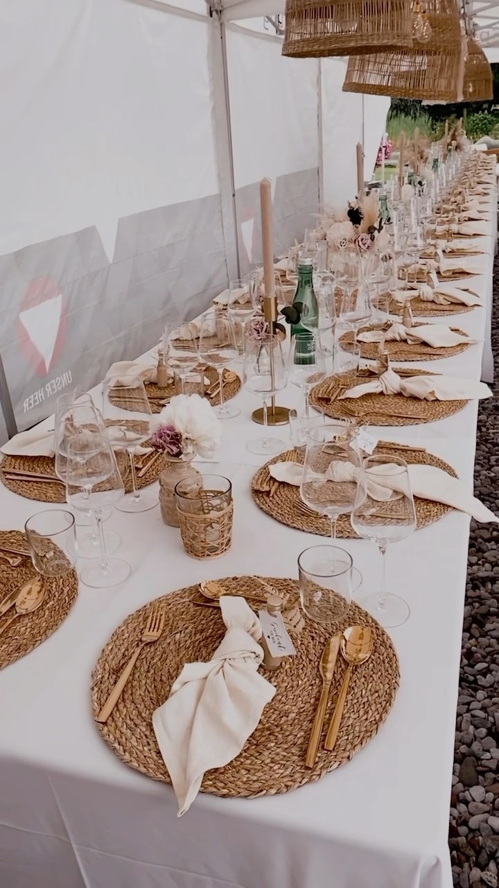 Garten BOHO Hochzeit 🥂✨🧡
Was war das für ein schönes Fest am Wochenende! Es wurde wild getanzt, gefeiert und der Regen war dann auch egal bei all den lieben Menschen in der Runde. 🧡 Aus einem einfachen Bundeswehr Zeit wurde eine kleine Boho Oase inklusive Kamin und Outdoor Schwimmteich. ✨
Danke an @leoniunterkofler.fotografie für deine Hilfe und Unterstützung! Freu mich schon auf deine wundervollen Fotos. 💛
Vielen Dank auch an @karinthen und Dietmar, ihr seid so ein tolles Paar. 🧡
#bohowedding #bohohochzeit #gartenhochzeit #bohostyle #weddinginspiration #bohodeko #bohodekoration #gartenevent