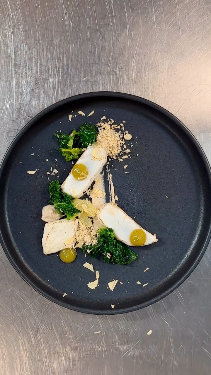 Schweizer Zander mit Haselnuss und Federkohl 🥰
Jetzt reservieren und geniessen.
#finedinning #gaultetmillau #gaultetmillausuisse #badenisst #restaurant