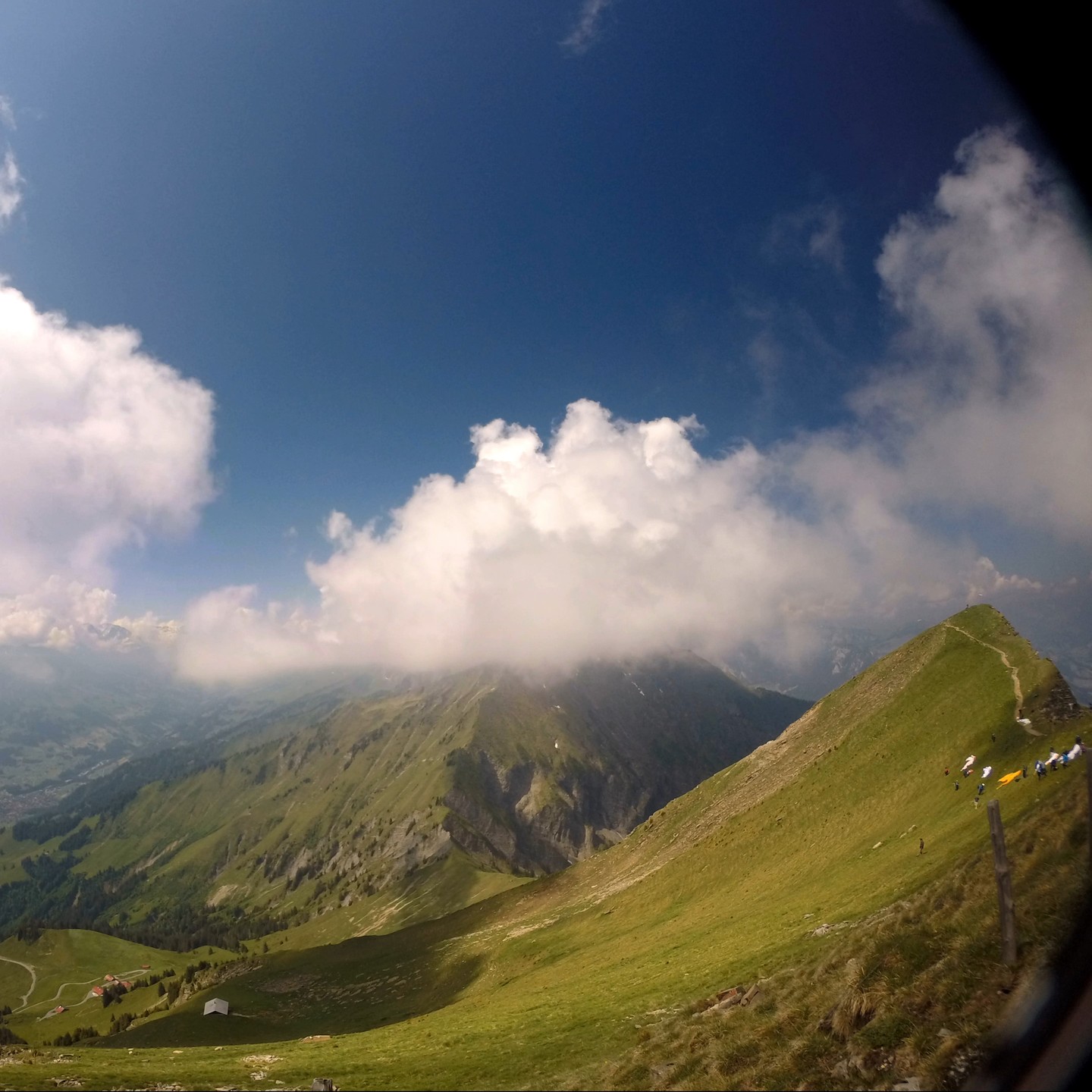 14.06.2023 X-Alps auf dem Niesen
Nachdem die Wolkenbasis über den Startplatz gestiegen war, gab es gute Bedingungen. Das Einsetzen des Nordwindes am Nachmittag machte den guten Startbedingungen ein Ende.
#niesen #thermik #alpinespumpen #bise #xalps #redbullxalps @redbullxalp @niesenbahn