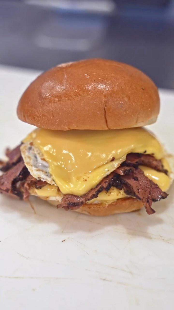 Have you tried our new Pastrami & Eggs sandwich yet? 🆕🥪
Made with tender, juicy Pastrami from @beantownpastramico. Brined & smoked to perfection.
We want to hear your thoughts, let us know down below what you think of our new Pastrami & Eggs sandwich. ⬇️
#cravethis #pastramiandeggs #beverlyma #salemma #northshore #bostonma #massachusetts #breakfastsandwich #sandwich #sandwichofthemonth #pastramiandcheese #pastrami #salemstateuniversity #endicottcollege #mass #foodporn #shoplocal #localrestaurant #massrestaurants #localcafe #cafenearme #cafe #café #gordoncollege #brunch