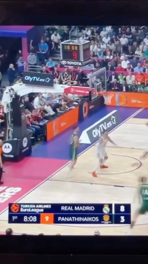 Sin dar espacio a nuestros sentimientos por unos colores o por otros, hablemos de conducta. En este video vemos a Mario Henzonja dar la mano a su compañero de equipo Dzanan Musa, tras luchar un balón hasta el final, evitando así las fueras, Mario espera a su compañero para animarle y darle la mano. Mario está reforzando la acción de su compañero, en este caso el esfuerzo de luchar cada balón hasta el final. Este simple gesto hará que Musa repita la conducta del esfuerzo, concretamente luchar los balones hasta el final. El reforzamiento hace que las conductas se repitan. Tener claro que queremos de nuestro equipo y saber como llegar a ello es muy importante.
-
Sense donar espai als nostres sentiments per uns colors o per uns altres, parlem de conducta. En aquest vídeo veiem a Mario Henzonja donar la mà al seu company d’equip Dzanan Musa, després de lluitar una pilota fins al final, evitant així les anessis, Mario espera al seu company per a animar-li i donar-li la mà. Mario està reforçant l’acció del seu company, en aquest cas l’esforç de lluitar cada pilota fins al final. Aquest simple gest farà que Musa repeteixi la conducta de l’esforç, concretament lluitar les pilotes fins al final. El reforçament fa que les conductes es repeteixin. Tenir clar que volem del nostre equip i saber com arribar a això és molt important.
Vídeo original: Movistar Plus
#psicología #deporte #psicologíadeportiva #psicologíadeldeporte #psicólogo #psicólogodeportivo #psciólogodeldeporte #actividadfísica #deportistas #baloncesto #f4 #finalfour #rendimiento #performance #conductas #reforzamiento #refuerzo #baloncesto #realmandrid #panthinaikos #mariohenzonja #henzonja #dzananmusa #musa #mallorca #manacor #psicólogomallorca #psicólogomanacor