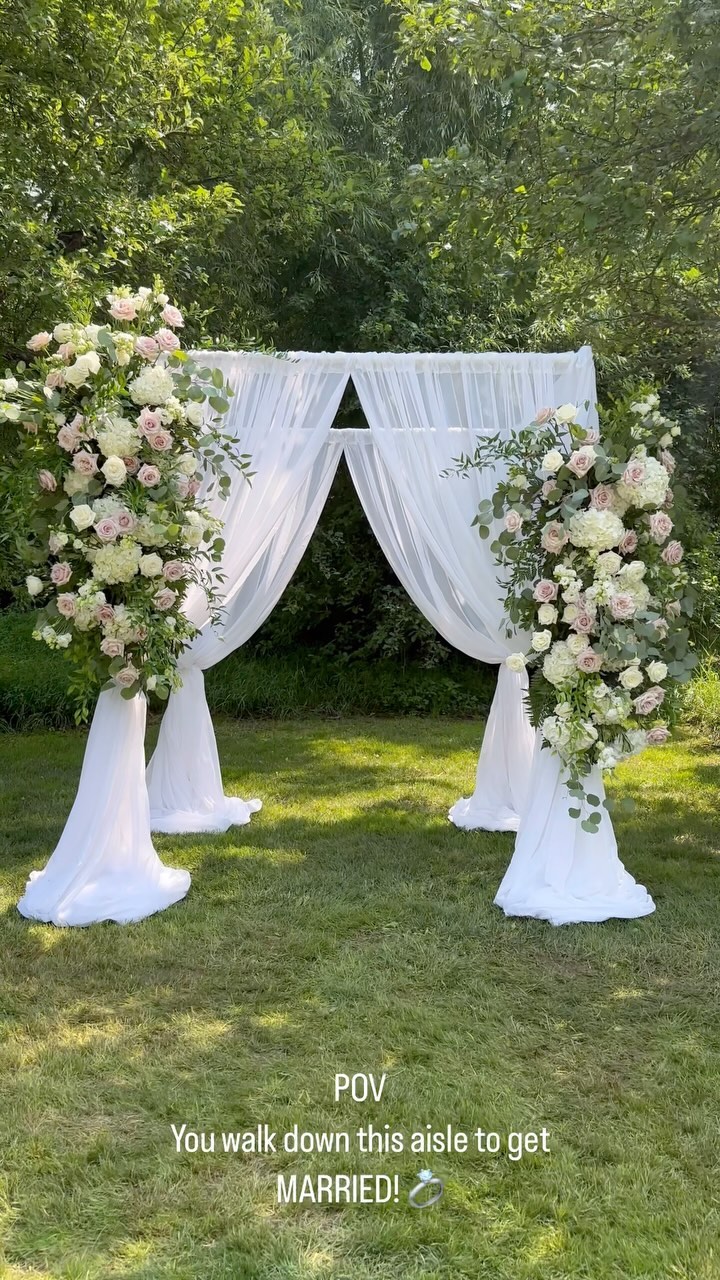 Just over here making wedding ceremony magic happen with the incredible @artinbloem at @georgianhills.
💐: @artinbloem
🪑: @happenings.party.rentals
#weddingceremony #chuppah #vineyard #vineyardwedding #wedding #weddingsetup #behindthescenes @theweddingsociety.ca @georgianbaywedding @georgianhills