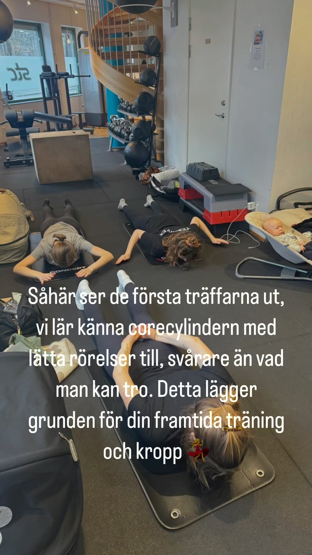 Mammaträning i Gröndal med Sandra Elfstrand, personlig tränare och massör med fokus på gravida och tiden efter förlossning.
Ju längre tiden går i graviditeten så ställer du dig upp från stolen med mer och mer tyngd =sämre hållning. Efter förlossning har du oftast kvar en hållning där ryggmusklerna jobbar mer än rumpmusklerna = ont i rygg. Ryggmusklerna ska inte jobba när du ställer dig/sätter dig (squat)
Jag som personlig tränare, tittar på ditt rörelsemönster och vi går igenom vilka lyft/rörelser du gör i vardagen. Vi förbättrar tekniken och tränar parallellt med corefunktion för både vardag, träning och hålla tätt vi tex hosta och nysa.
Jag hjälper dig träna för livets utmaningar och för dig som har specifika mål hjälper jag dig att lägga upp en plan för det.
Jag hoppas vi ses! Klicka på länken i bio för att läsa mer om kurser/ hur du kan komma i kontakt med mig.
#mammaträning #mammalivet #mammafys #mammabarnträning #mammafitness #mammaledig #mamma #personligträning #personligtränare #träninggröndal #mammaträninggröndal #mammaträninghägersten #mammaträningekensberg #mammaträningliljeholmen #träningeftergraviditet #träningefterförlossning #träningefterkejsarsnitt #träningpostpartum #träningochhälsa