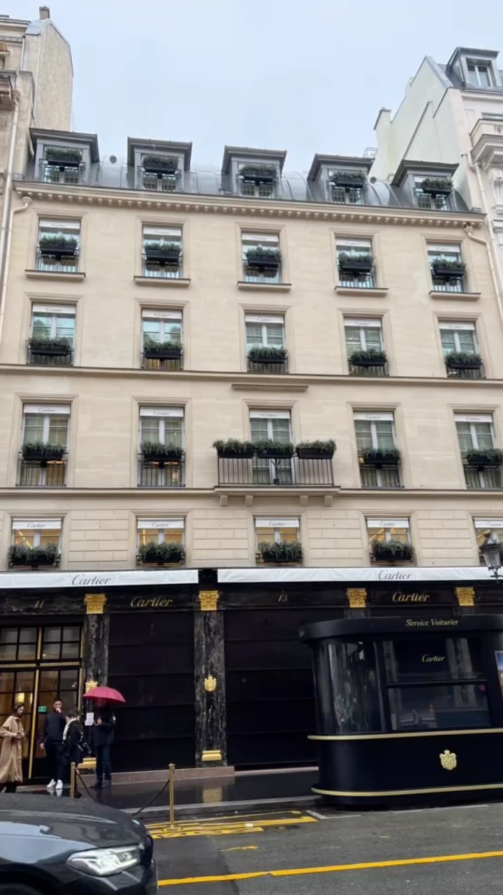Important research today. A trip to the beautifully renovated Temple location of @cartier and #laruedepaix Thank you for being so welcoming. A true diamond in the Cartier crown. 🐆💎🇫🇷
#paris #cartier #cartierparis #cartiertemple #cartiertempleboutique #research #pantheredecartier