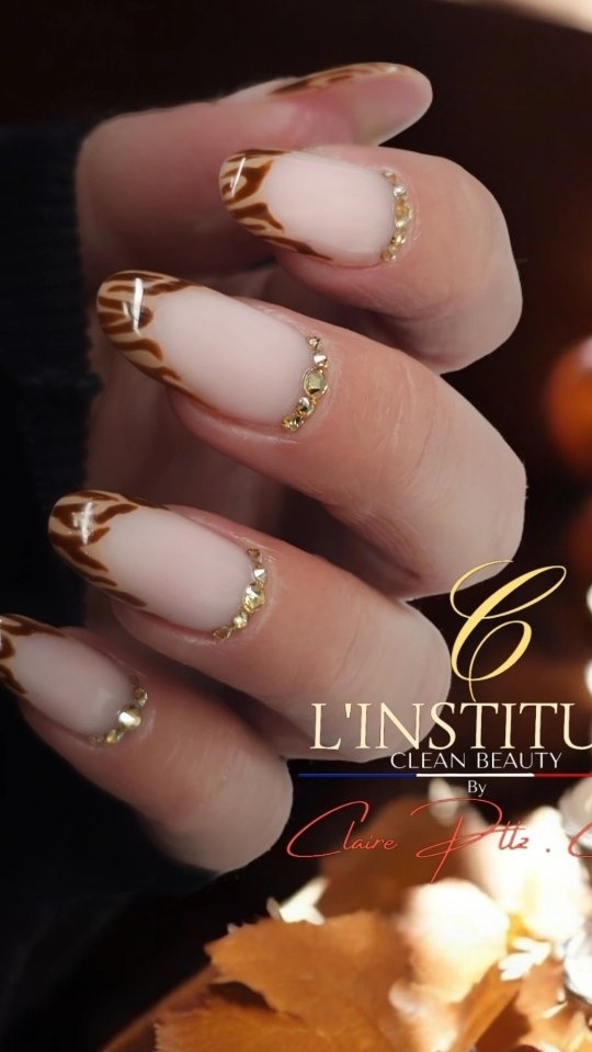 Quand le rush des fêtes approche 👀✨️#manucurerusse #onglerievalence #nails💅 #nailsoftheday #nailart #instanails #valence26 #nailsonfleek #noël #fêtes #rush