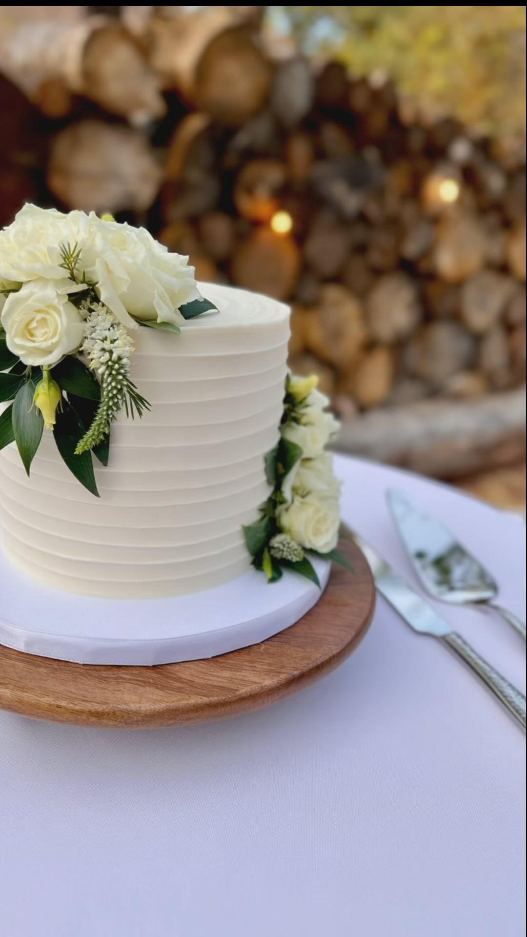 ✨💕Congratulations to Melissa & Lance on tying the knot at the stunning Creekside wedding venue last week! ✨💕🌲
It was an absolute honor to be part of your special day! We absolutely fell in love with the simple yet elegant design of the ribboned buttercream wedding tier we created for you. It was a true reflection of your beautiful love story! 🎂✨
And let’s not forget the scrumptious gluten-free desserts that stole the show: caramel apple shortbread bars, cream cheese infused brownies, classic chocolate chip cookies, and delightful strawberry cupcakes with vanilla buttercream. 🍰🍪🍓
Thank you for trusting us to add a sweet touch to your celebration! Here’s to a lifetime of love, laughter, and delicious moments! 🥂❤️ #MelissaAndLance #WeddingBliss #SweetMemories #paysonazbakery #kendrascountrybakery #mountainwedding #edibleart #lovestory