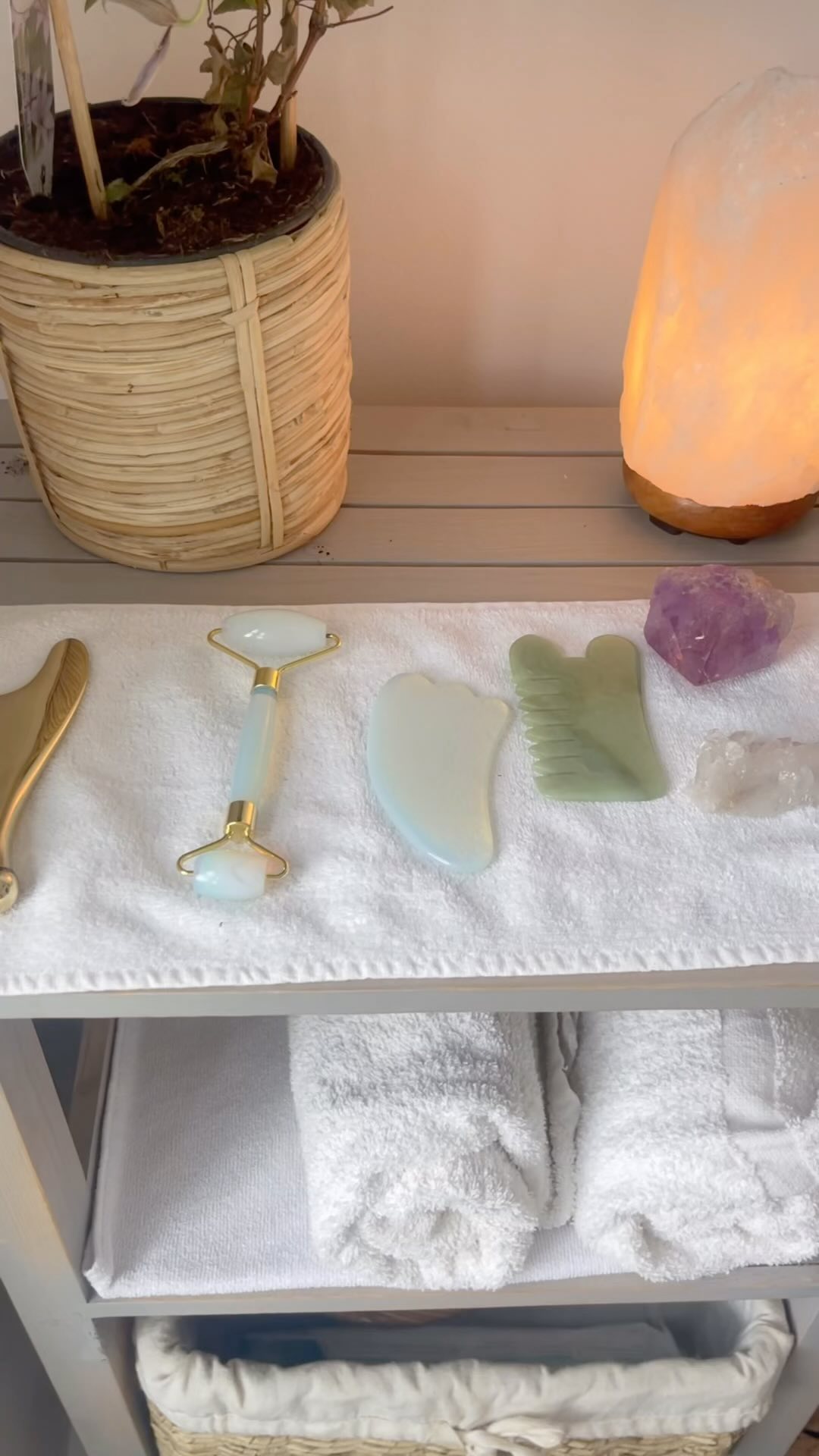 I love creating custom experiences! Gua sha facial fusion is a technique that combines the ancient practices of gua sha with modern facial massage techniques. Here I am using a 24k gold-plated gua sha tool and rose quartz to promote circulation, lymphatic drainage, and relaxation while sculpting and toning the face.