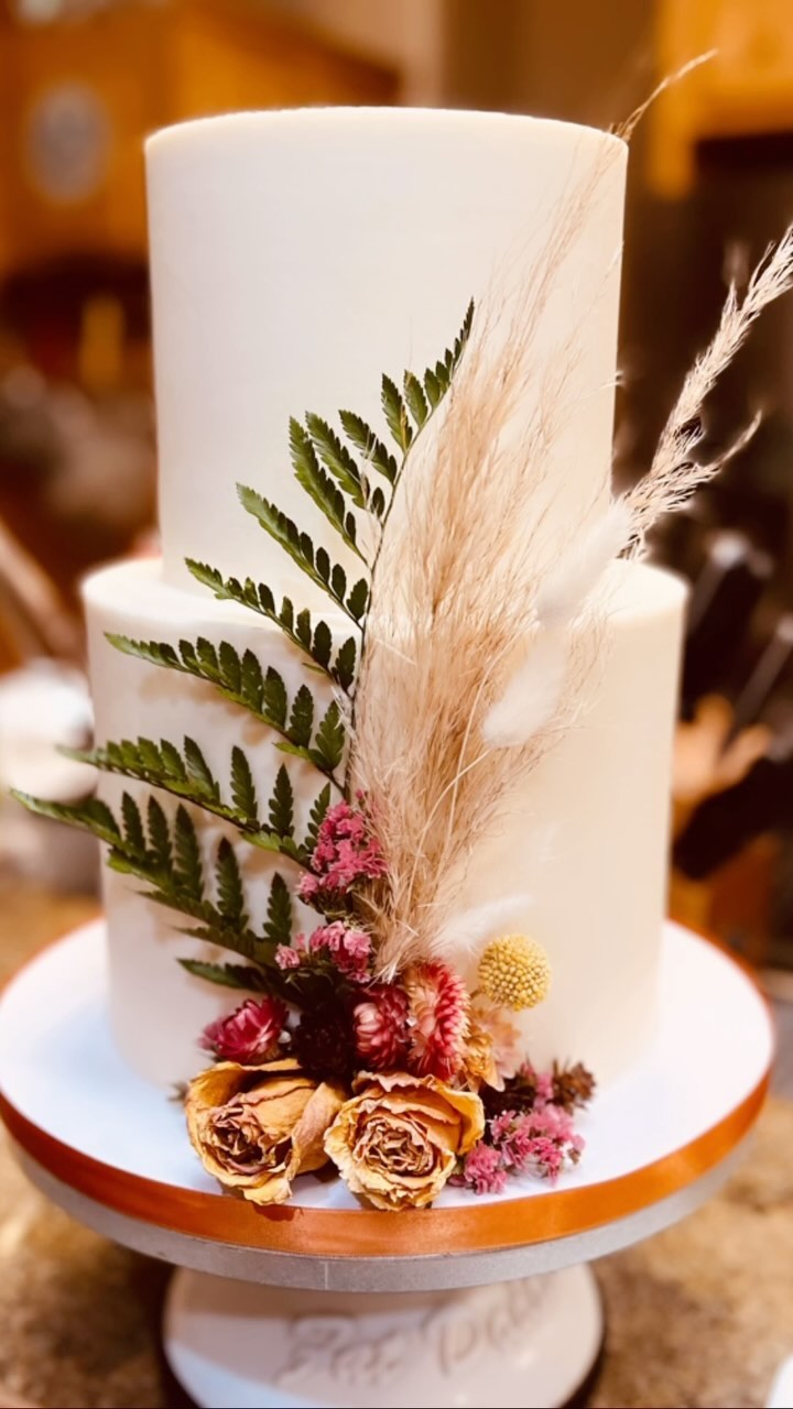 Congratulations to Josephine & William who tied the knot by in July last year!
We are just in LOVE with the elegant boho themed they decided on and we had so much fun creating it! There’s something to be said about the simplicity of design, a little truly goes a long way.
Thank you Josephine and William for trusting us with your love story! We were honored to be a part of it and wish you both much happiness and joy! 💕
🍂🌾🌺: @arizonawildflowersandgifts
#bohoweddingcake #bohochic #bohowedding #paysonaz #paysonazbakery #arizonabakery #kendras_country_bakery